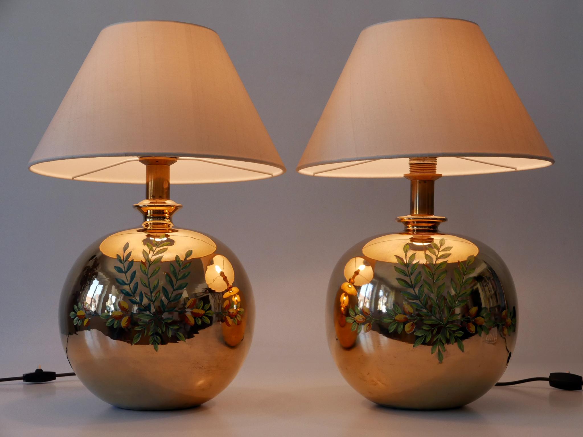 Ensemble de deux rares et élégantes lampes de table d'appoint de style moderne du milieu du siècle dernier. Conçu et fabriqué par Arte Lumen, Munich, Allemagne, années 1970. Label du fabricant sous la base.

Réalisée en laiton massif, chaque lampe