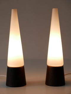 Lot de deux lampes de table modernes du milieu du siècle en verre opalin et teck Scandinavie 1960s