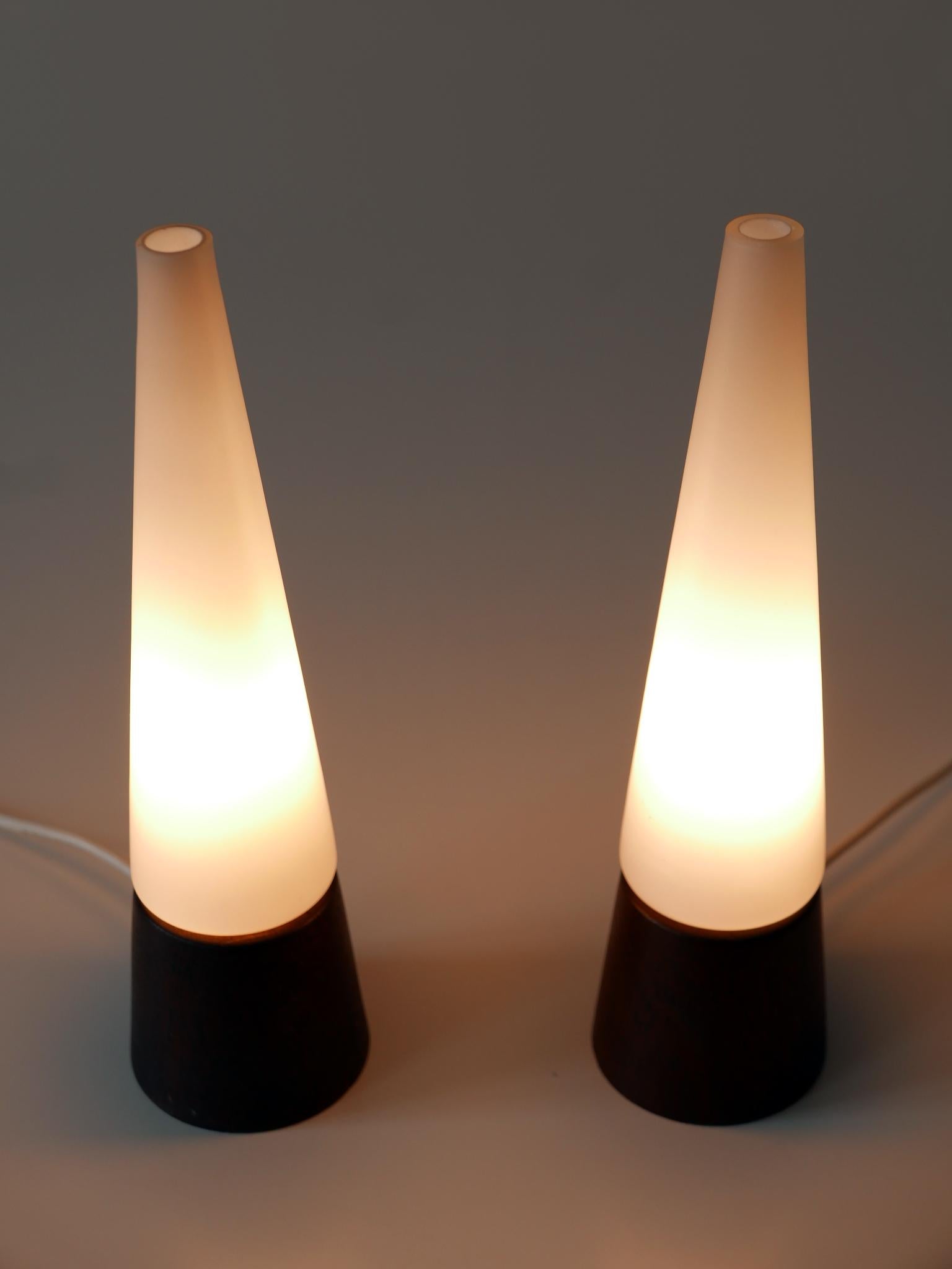 Milieu du XXe siècle Lot de deux lampes de table modernes du milieu du siècle en verre opalin et teck Scandinavie 1960s en vente