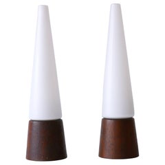 Lot de deux lampes de table modernes du milieu du siècle en verre opalin et teck Scandinavie 1960s