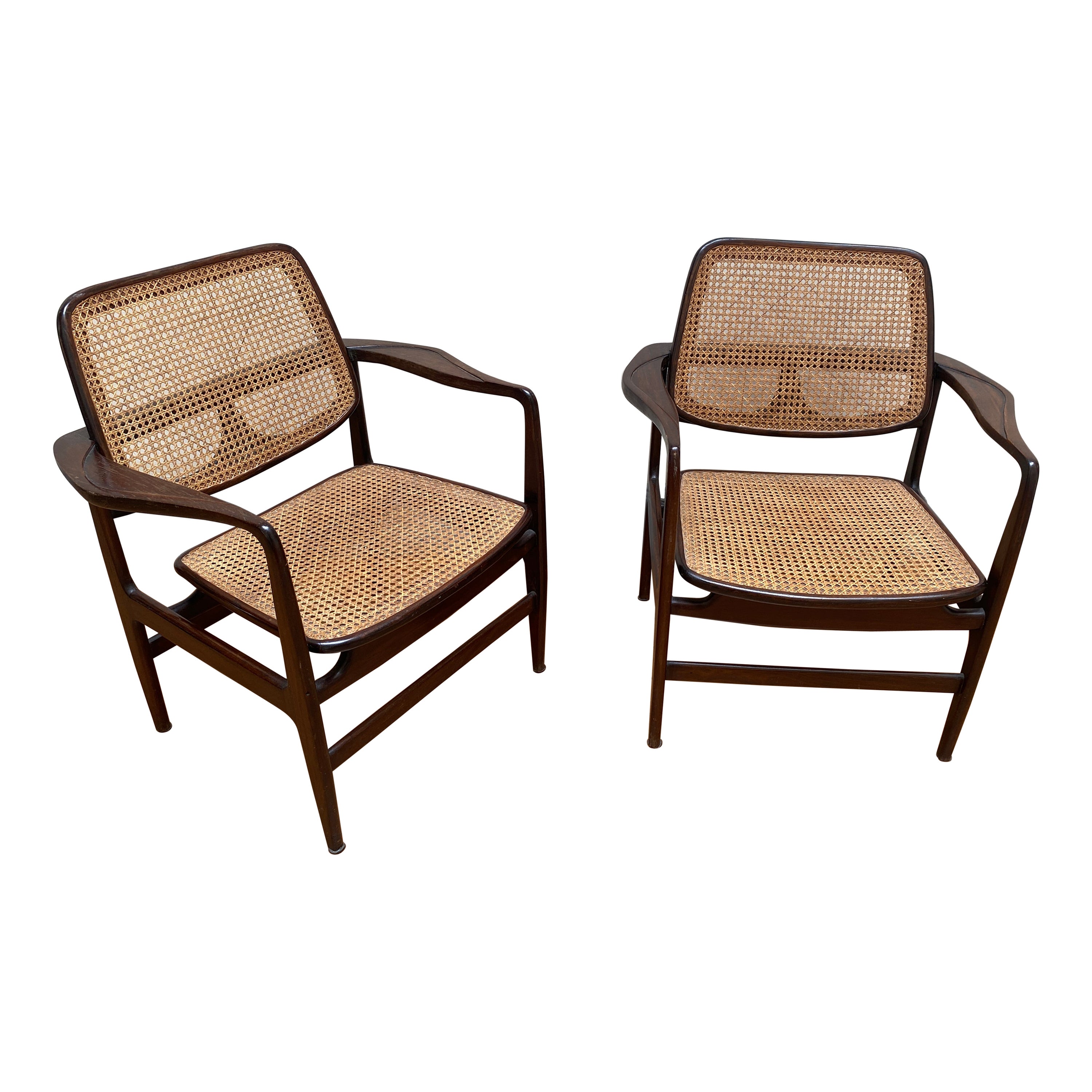 Conjunto de dos sillones Oscar de Sergio Rodrigues, Brasil, 1956

Bautizado con el nombre de Oscar Niemeyer, este sillón presenta las curvas icónicas y las líneas sinuosas características de la obra del famoso arquitecto brasileño. 
Diseñado en 1956