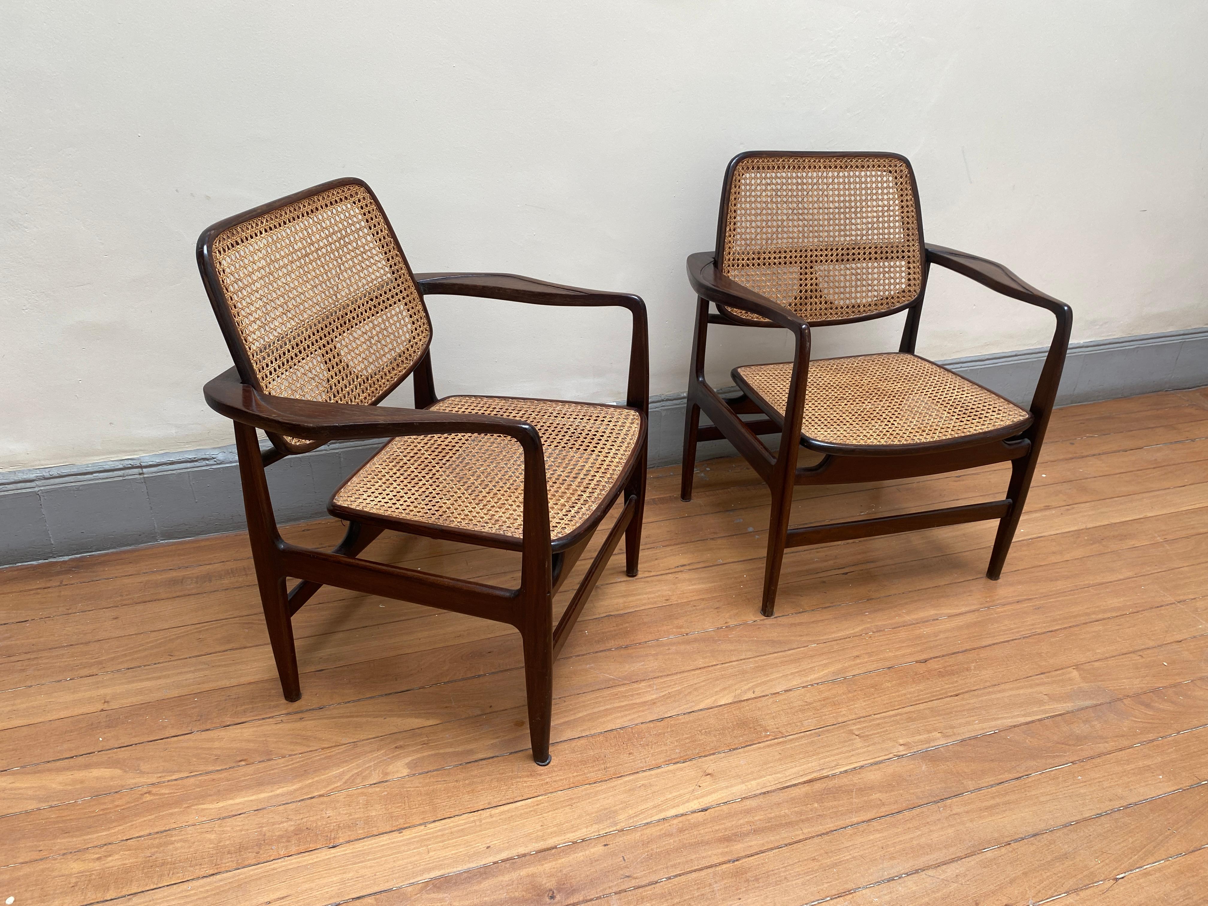 Mid-Century Modern Ensemble de deux fauteuils Oscar de style mi-siècle moderne par Sergio Rodrigues, Brésil, 1956 en vente