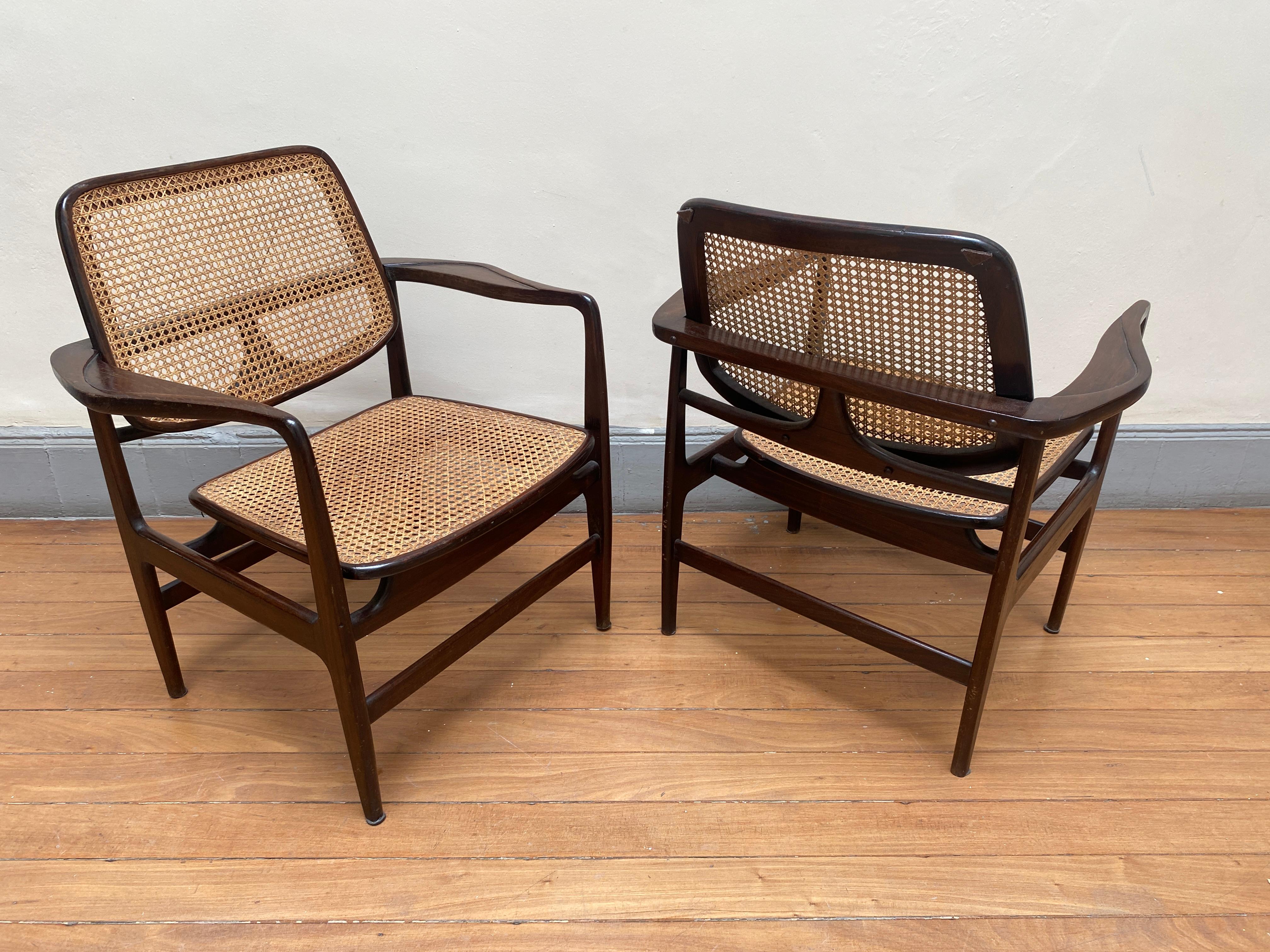 Varnished Set of Two Mid-Century Modern Oscar Armchairs by Sergio Rodrigues, Brazil, 1956 For Sale