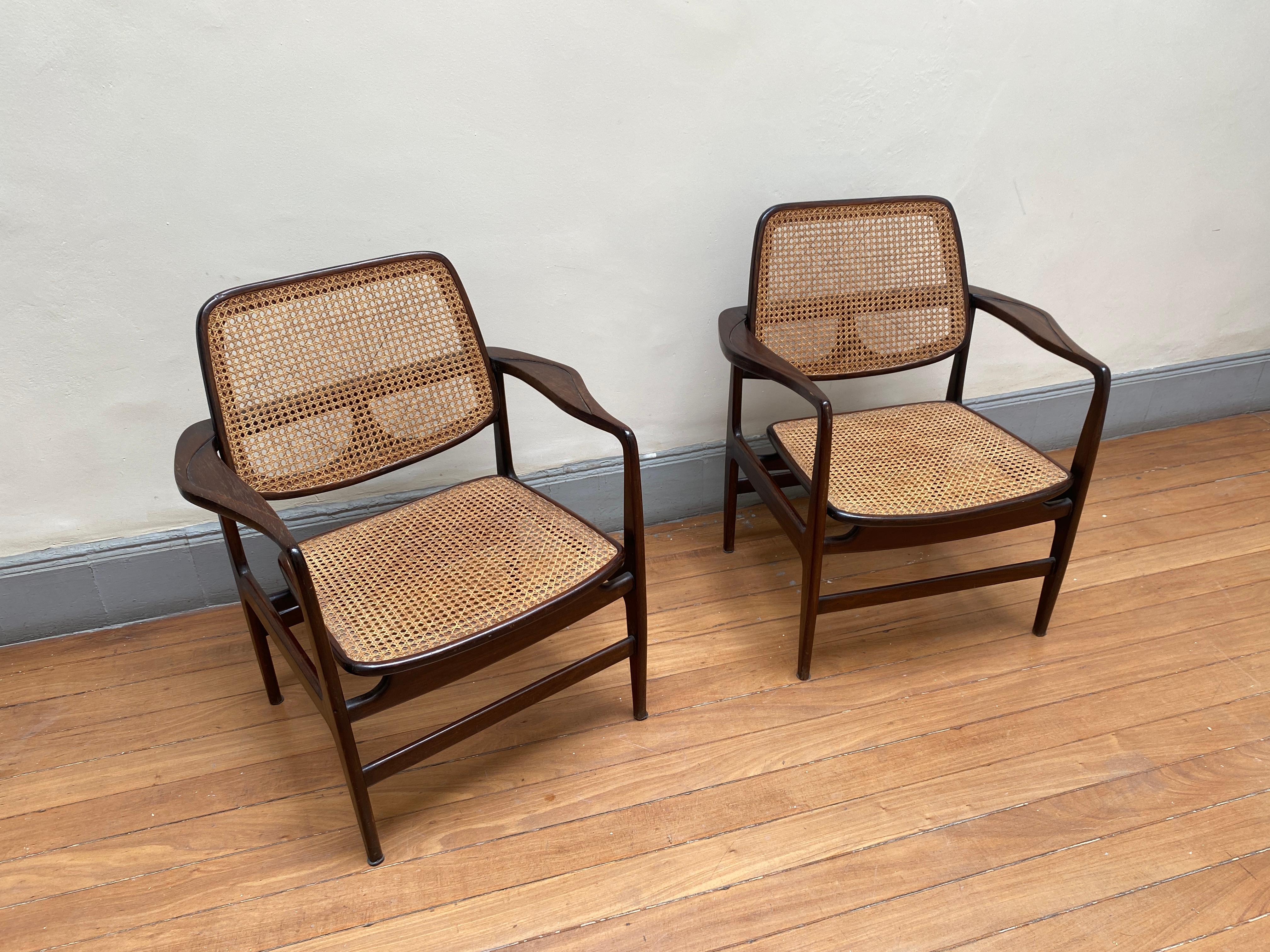 Verni Ensemble de deux fauteuils Oscar de style mi-siècle moderne par Sergio Rodrigues, Brésil, 1956 en vente