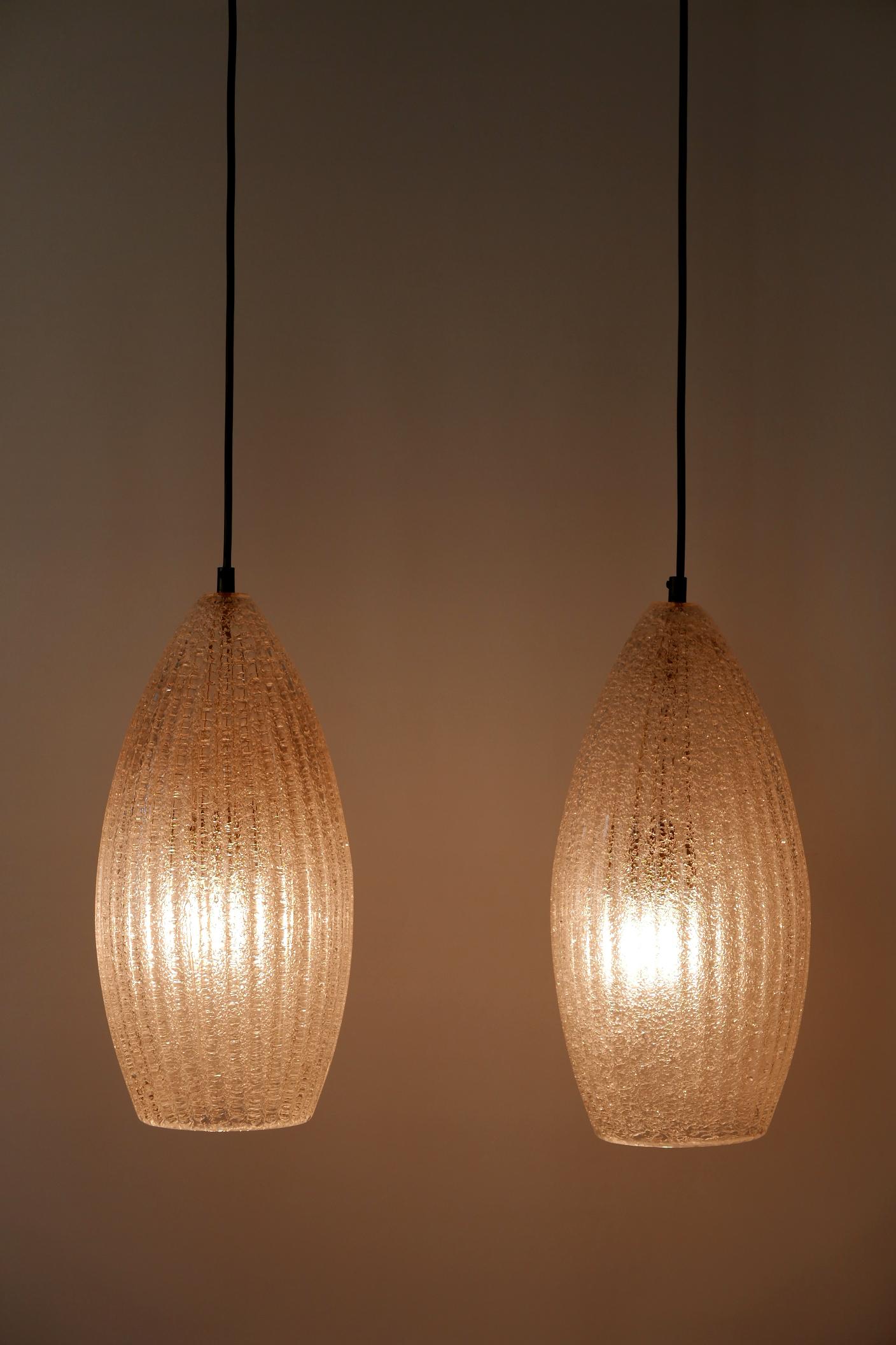 Set of Two Mid-Century Modern Textured Glass Pendant Lamps, 1960s, Germany In Good Condition For Sale In Munich, DE