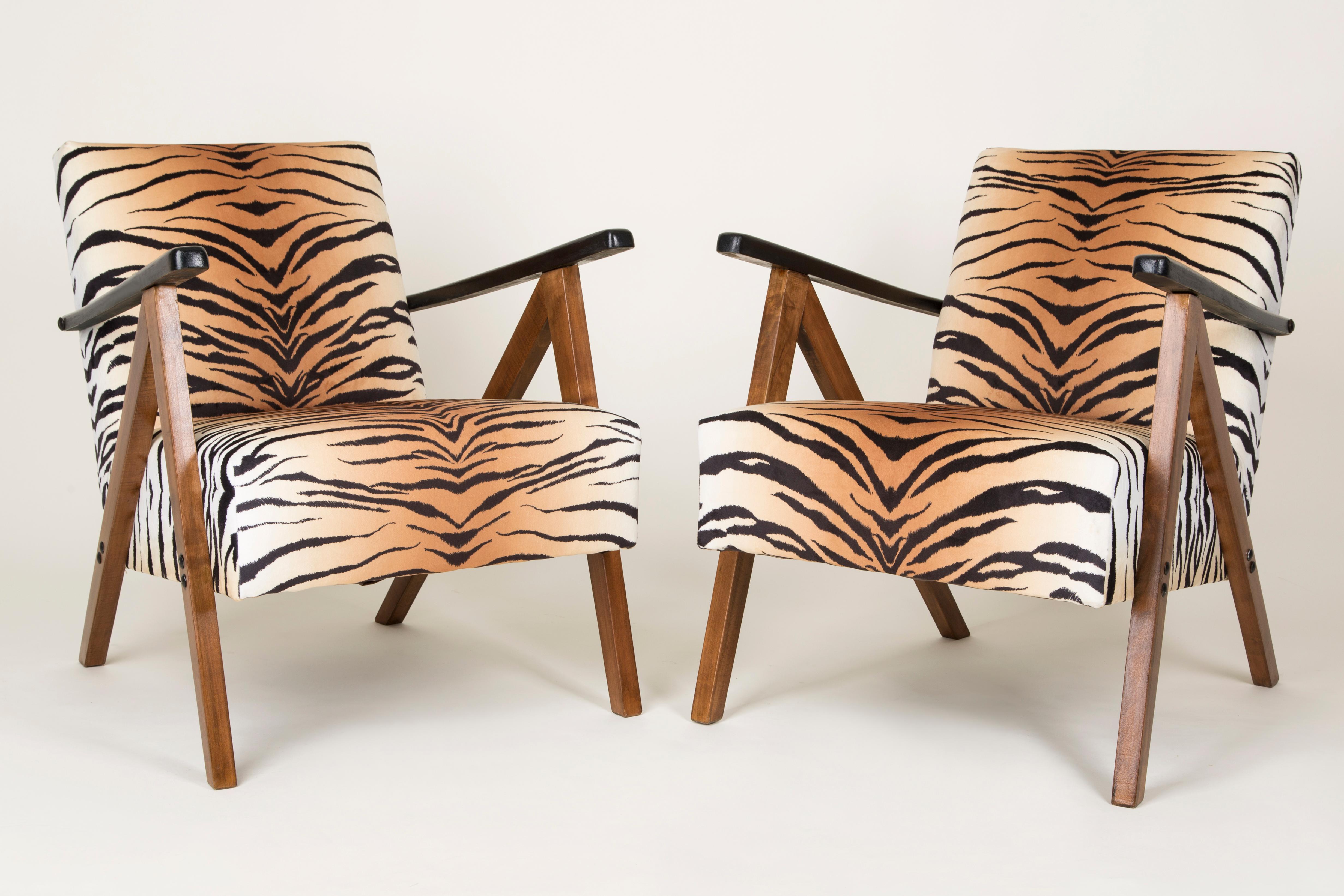 Deutsche Stühle, die um die Wende der 1960er und 1970er Jahre hergestellt wurden. Dies ist eine limitierte Auflage und ein Teil der 