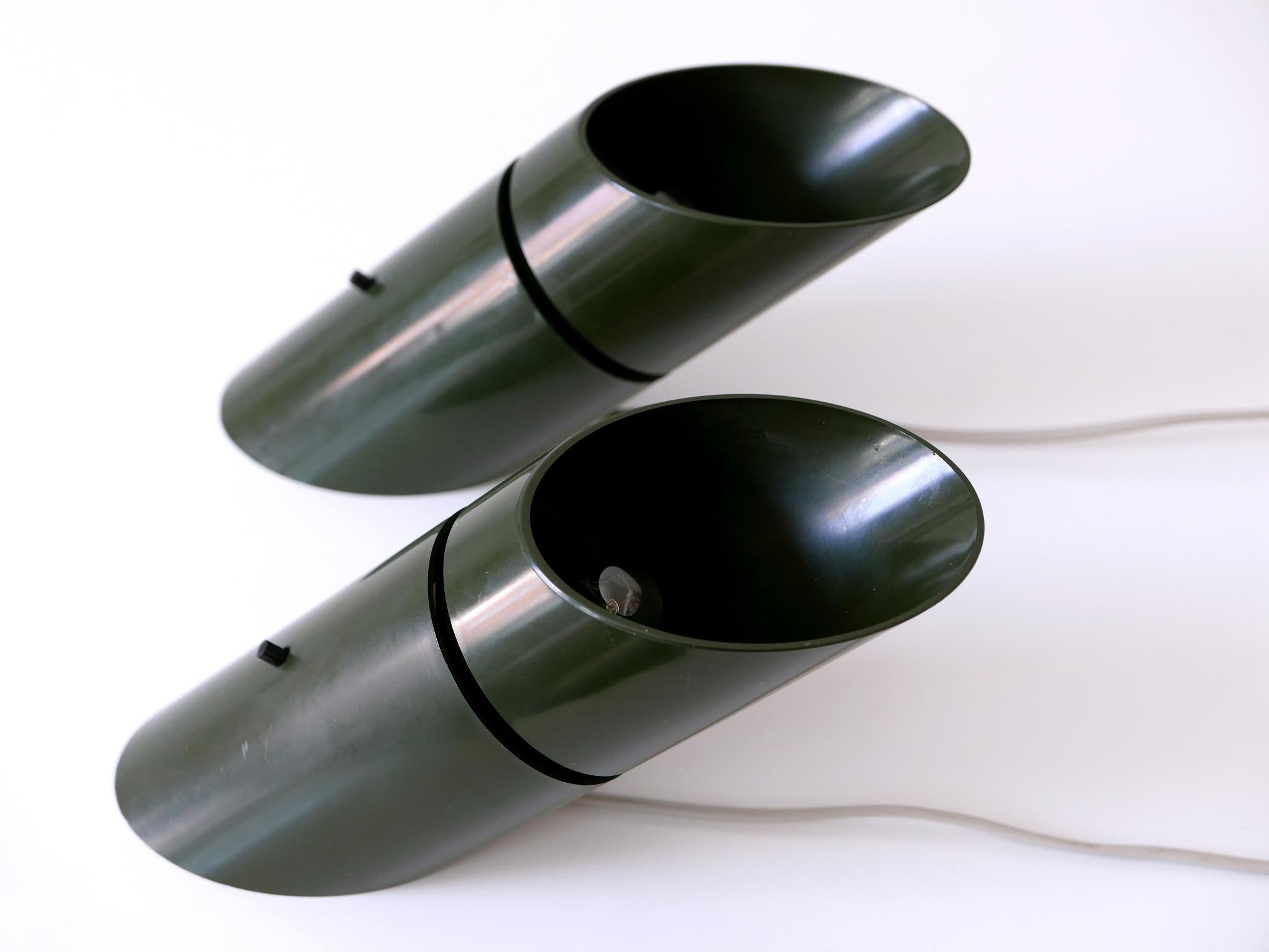 Set di due deliziose lampade universali in stile Mid-Century Modern che possono essere utilizzate come lampade da tavolo o da parete. Sono efficienti, decorativi e hanno una parte inferiore rotante per un'emissione luminosa regolabile.
Disegnata da
