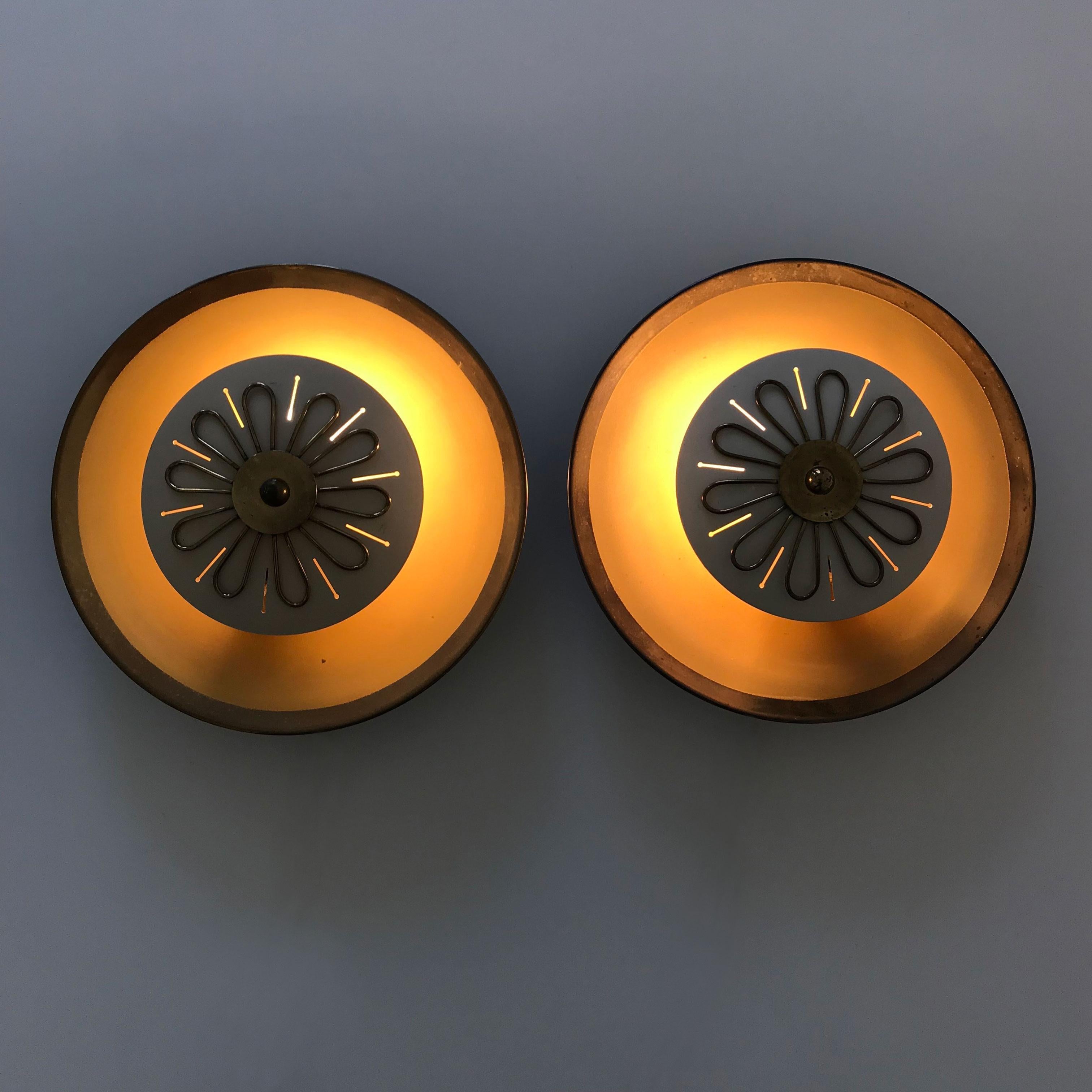 Satz von zwei extrem seltenen und schönen Mid-Century Modern Wandlampen oder flush mounts. Hergestellt wahrscheinlich von Wila, 1950er Jahre, Deutschland.

Die Lampen sind aus Messing gefertigt und benötigen jeweils 1 x E14 Edison-Schraubbirne. Sie