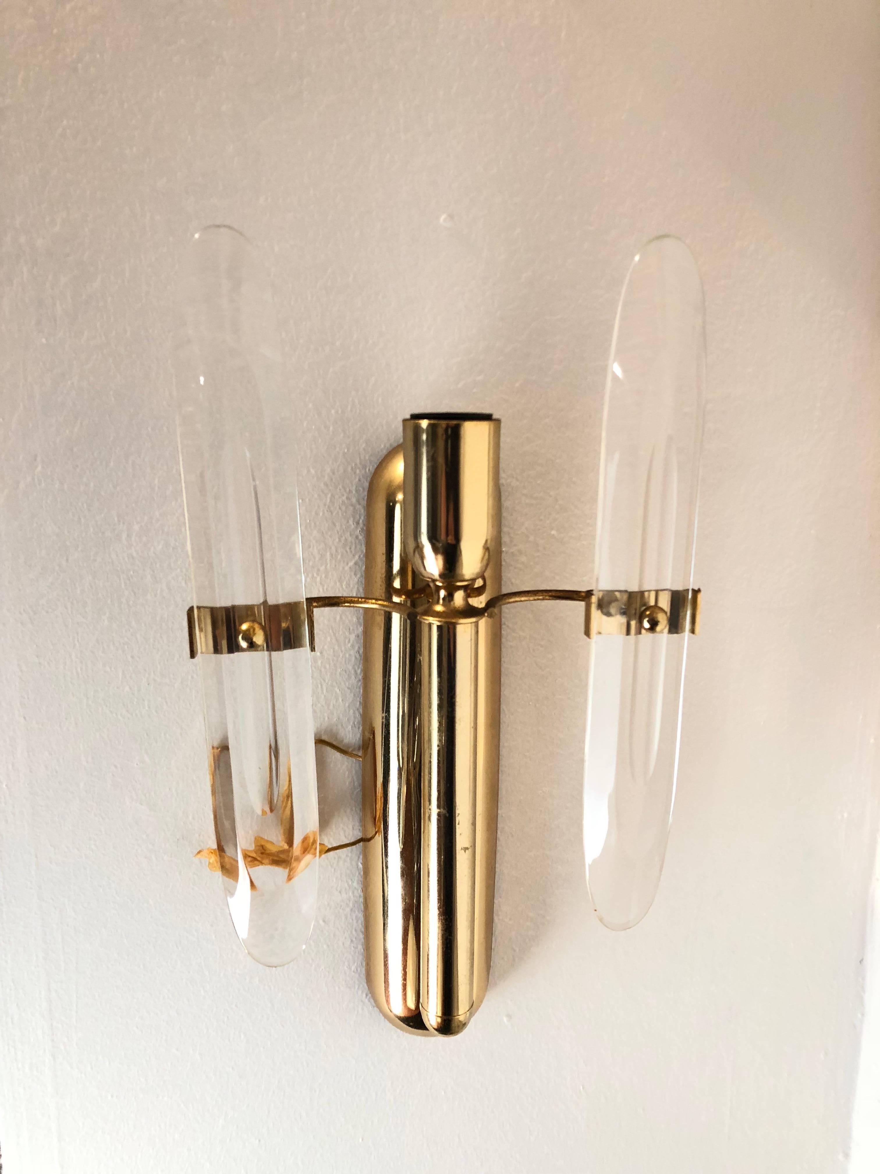 Set of two Gaetano Sciolari brass and glass wall sconces, the two sconces are equals, made in Italy by Stilkronen in 1960. They work with both 110 and 220 Volt.