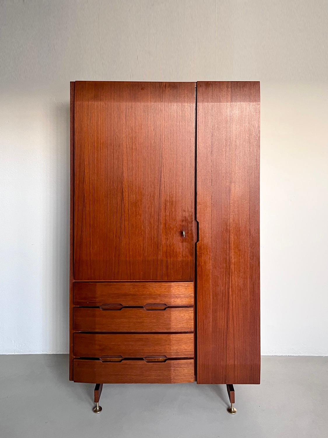 Mid-Century Modern wardrobes - Vintage Italian wood armoires - Architectural Walnut Cabinets

Presented for sale is a beautiful and attractive set of two matching wardrobes, made in Italy in the 1950s and extremely well manufactured out of walnut.
