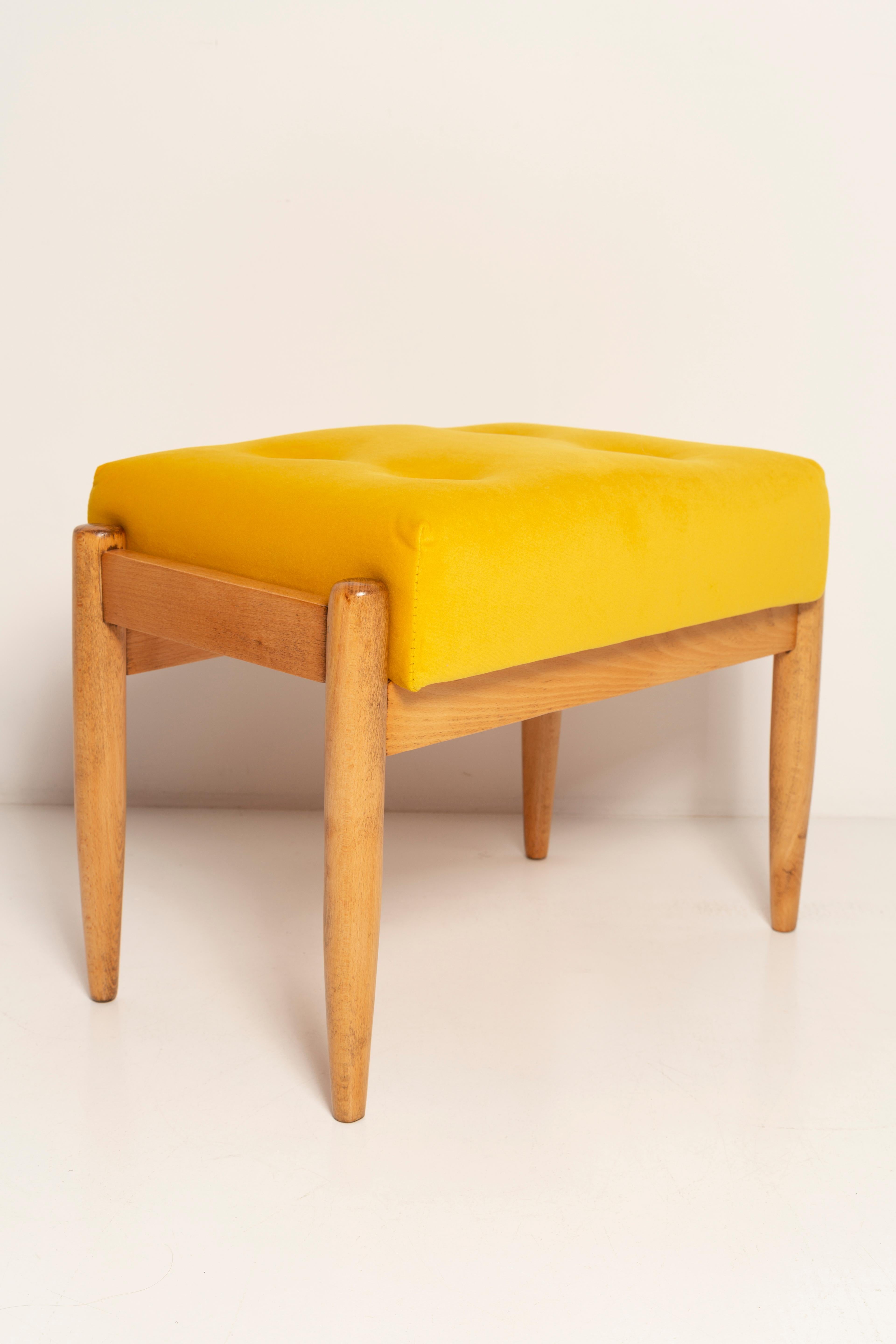 Tissu Ensemble de deux tabourets vintage jaune moutarde du milieu du siècle, Edmund Homa, années 1960 en vente