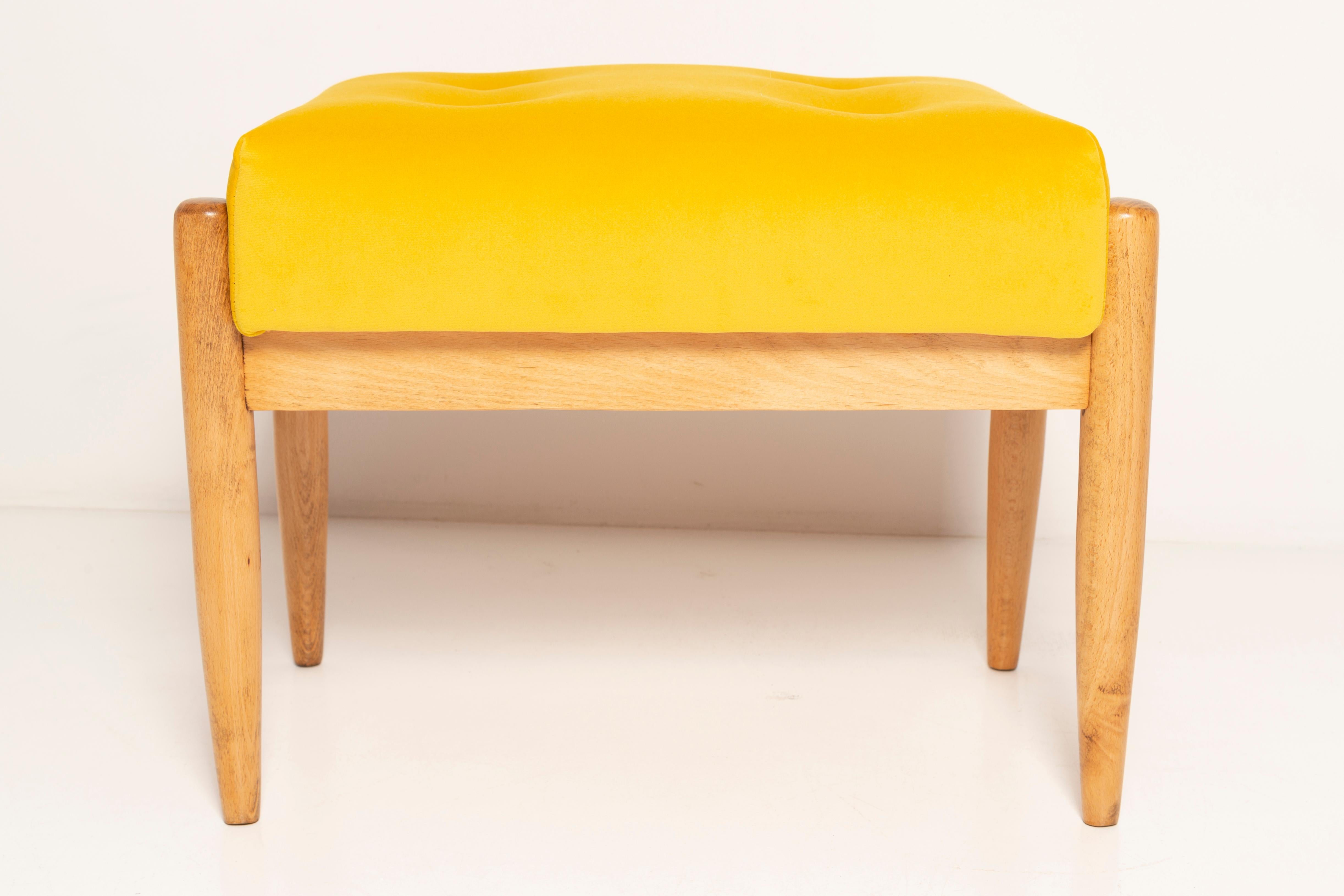 Set of Two Mid Century Mustard Yellow Vintage Stools, Edmund Homa, 1960s For Sale 1