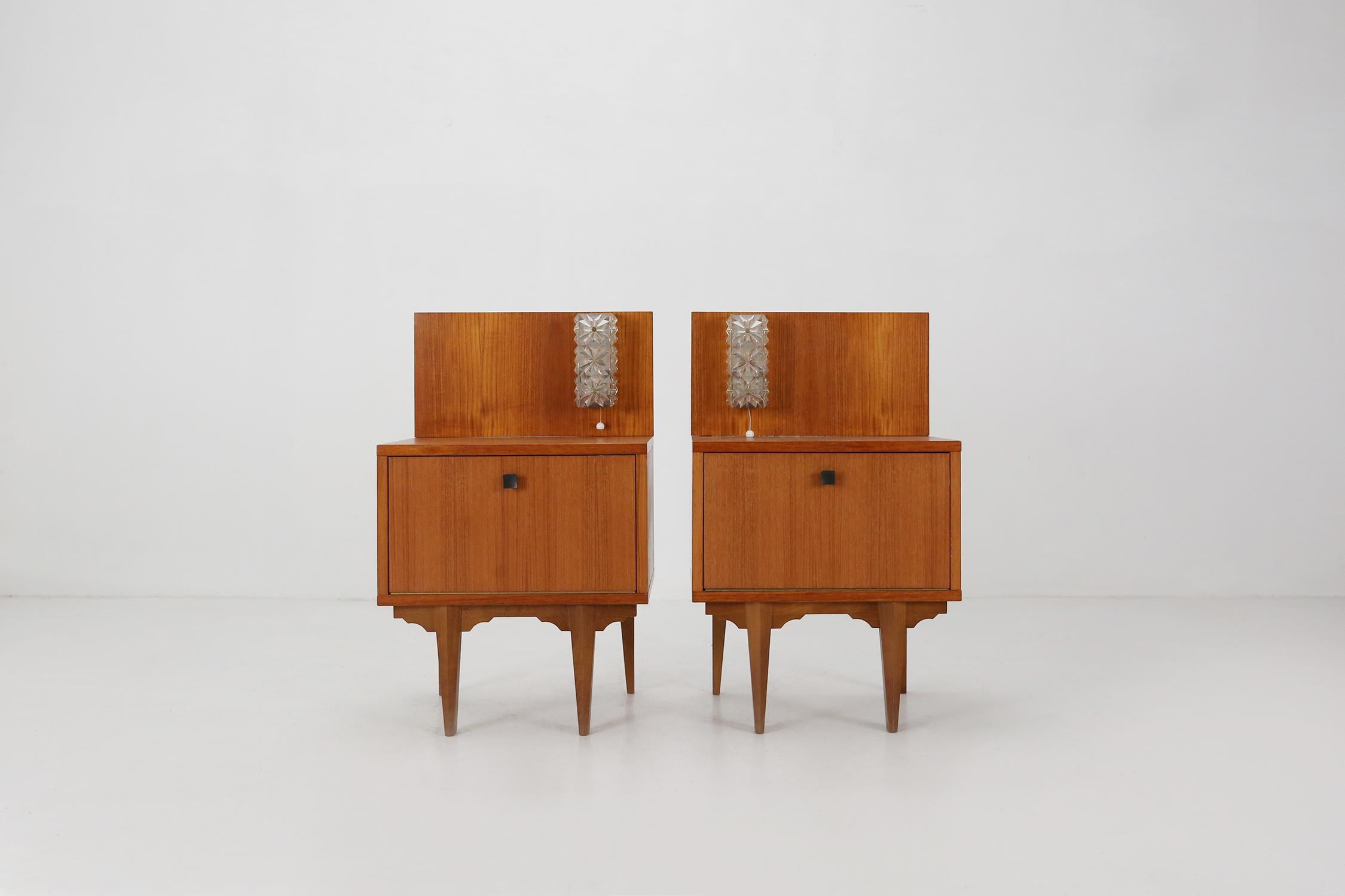 Set if two mid-century nightstands made around the 1970.
made of teak veneer and a lamp.