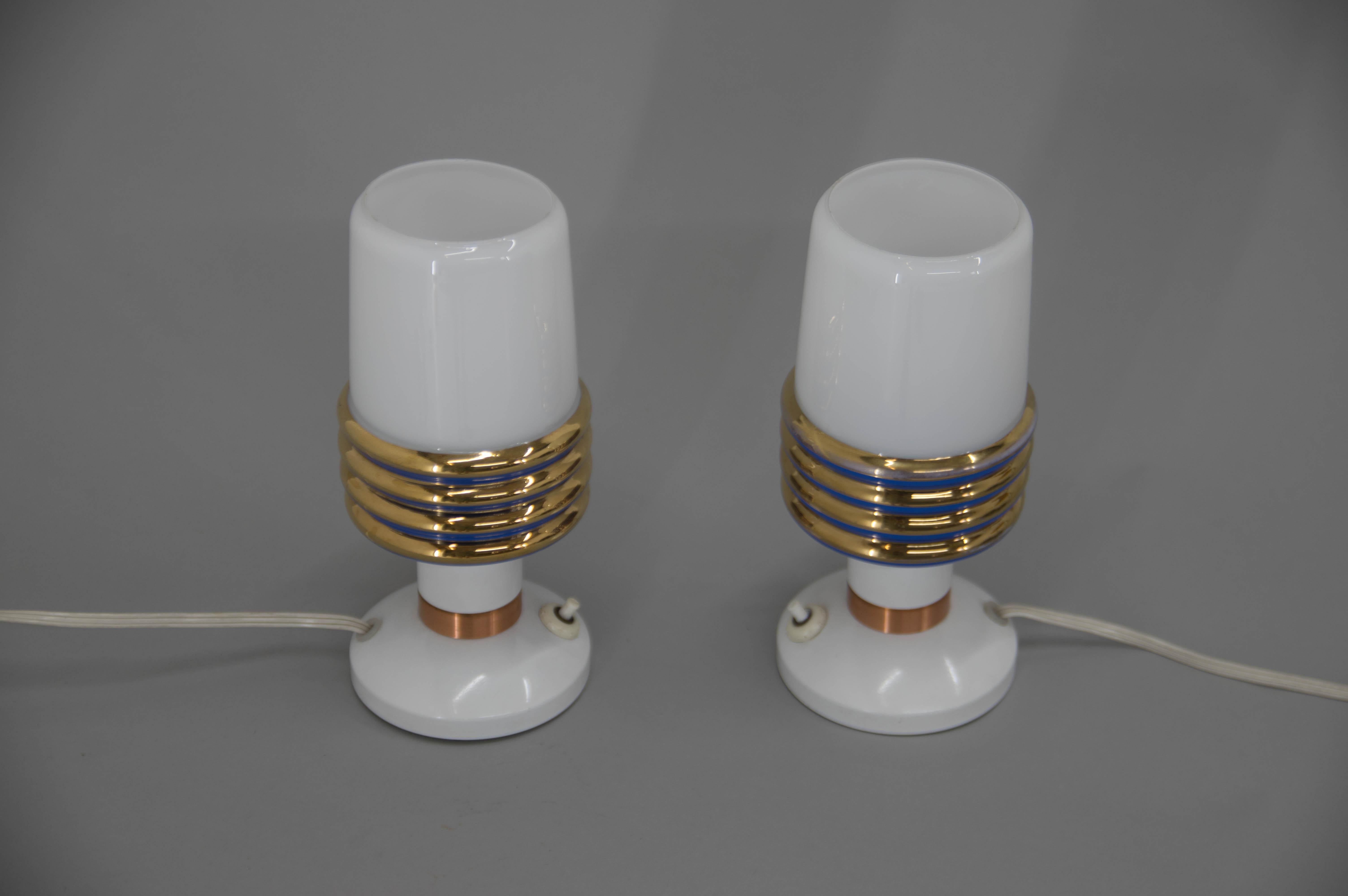 Set of two table lamps made of glass and metal.
Very good original condition
1x40W, E25-E27 bulb
US plug adapter included.