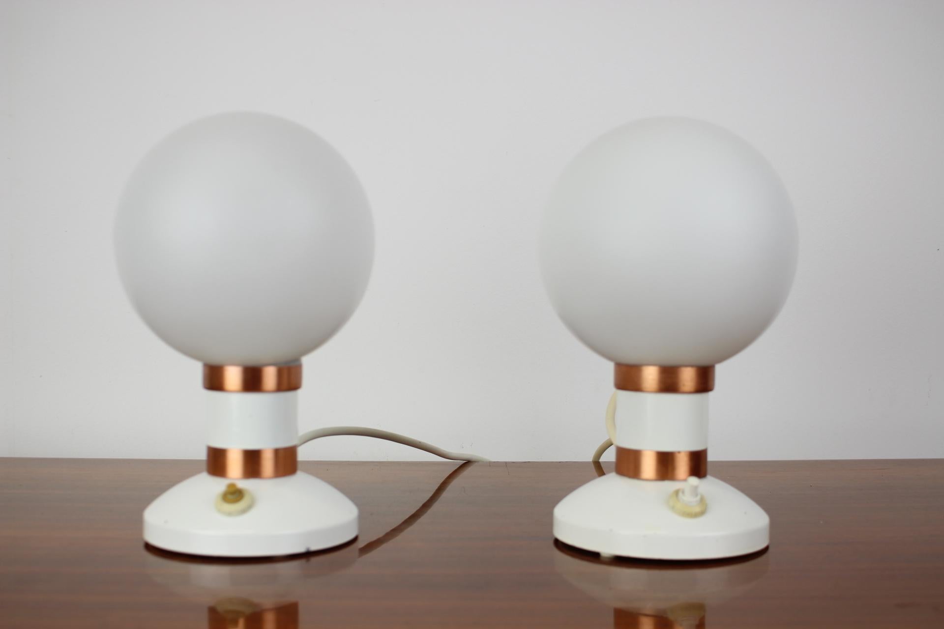 - Made in Czechoslovakia
- Made of metal, glass
- Re-polished
- Fully functional
- Good, original condition.
-There is an otherwise strong light bulb in the lamps so that you can see what color the shade can be.