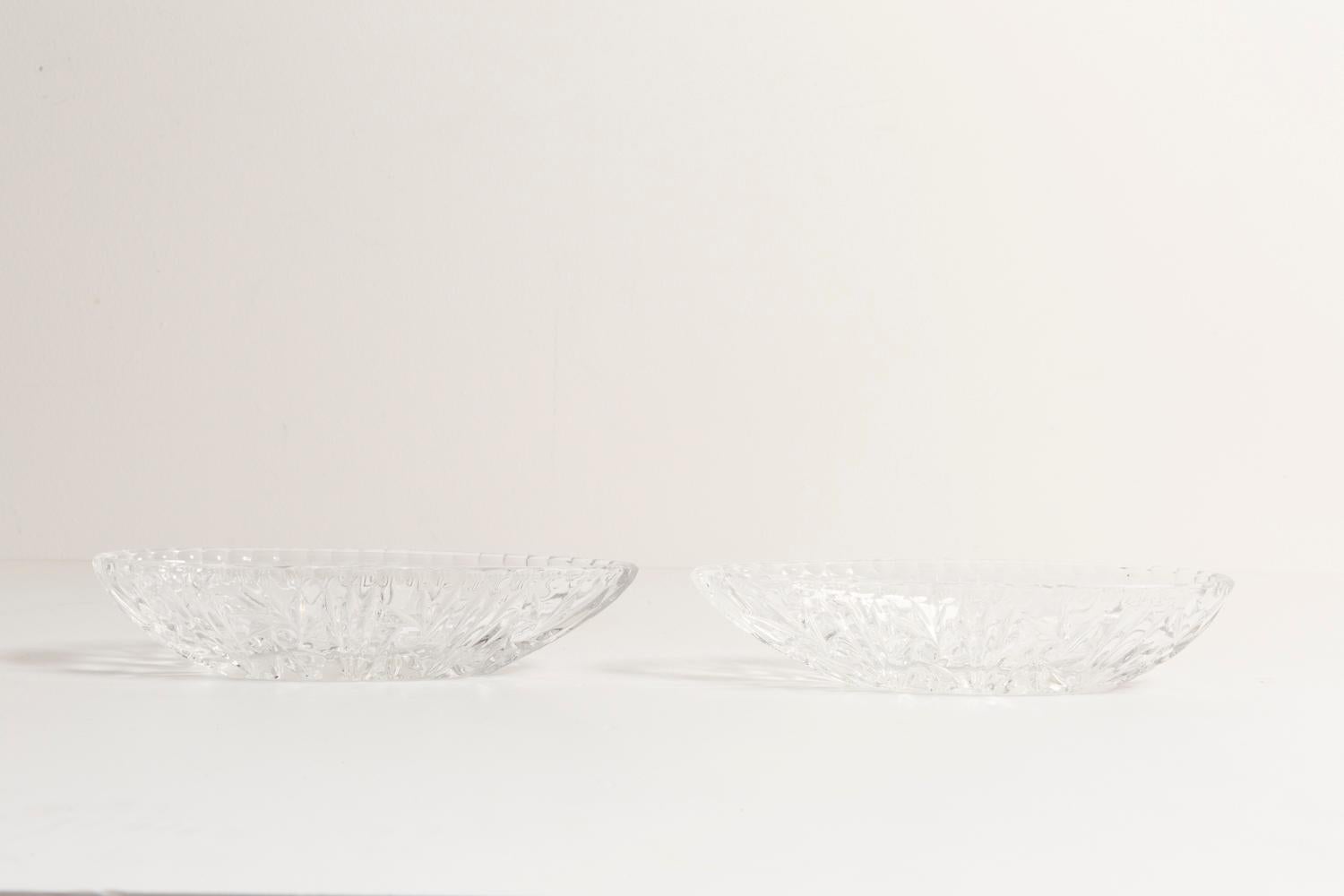Satz von zwei transparenten Kristallglasschalen aus der Mitte des Jahrhunderts, Frankreich, 1970er Jahre im Angebot 2