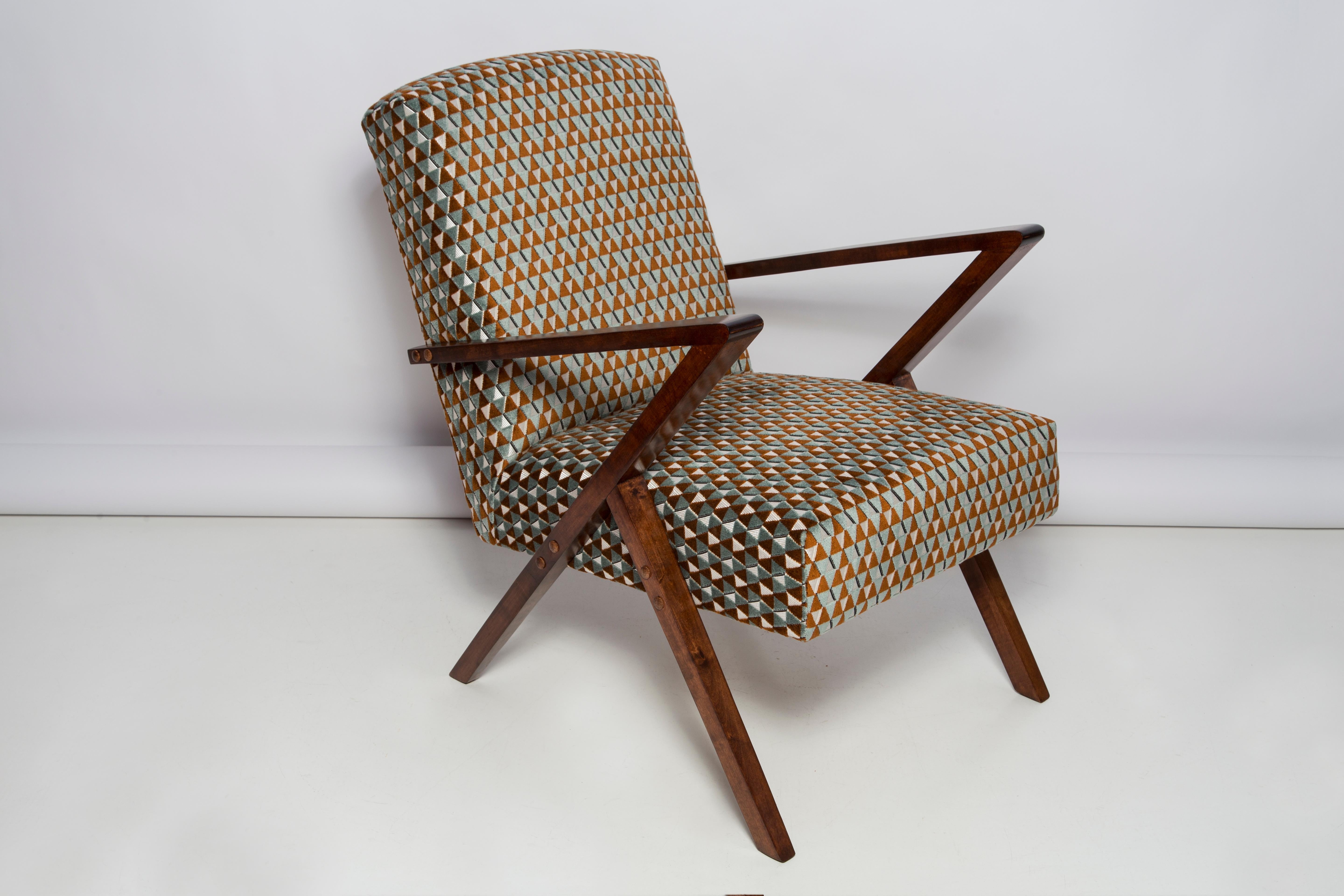 Sessel, hergestellt in der Genossenschaft für die Erneuerung von Bydgoszcz in den 1970er Jahren. Die Sessel sind nach einer umfassenden Renovierung von Tischlerarbeiten und Polsterung. Das Holz wurde gereinigt, die Hohlräume ausgefüllt, mit dunkler