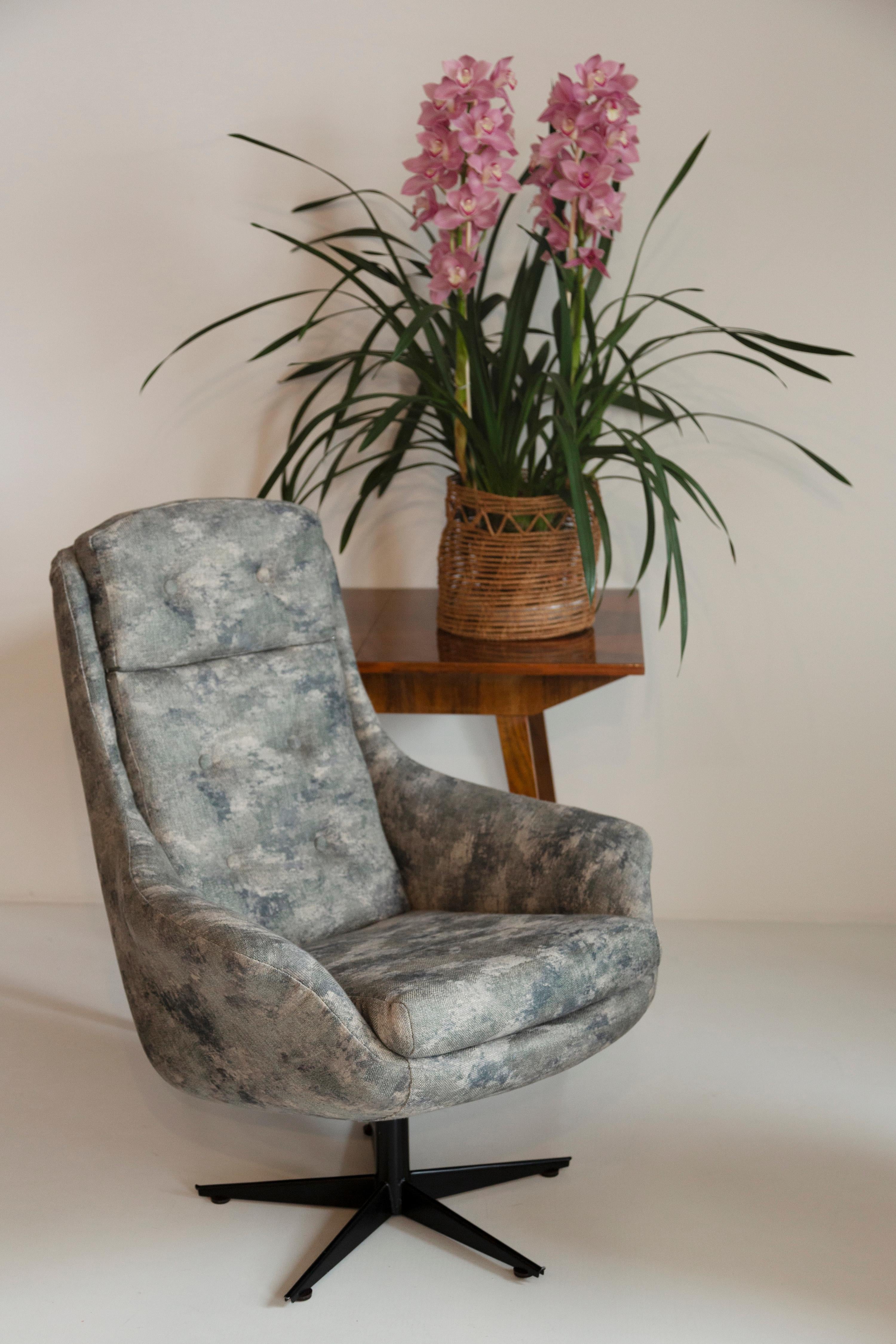 Poltrona girevole degli anni '1970, prodotta nella fabbrica di mobili della Slesia a Swiebodzin - al momento sono pezzi unici. Grazie alle loro dimensioni, si integrano perfettamente anche in appartamenti di piccole dimensioni offrendo comfort e una
