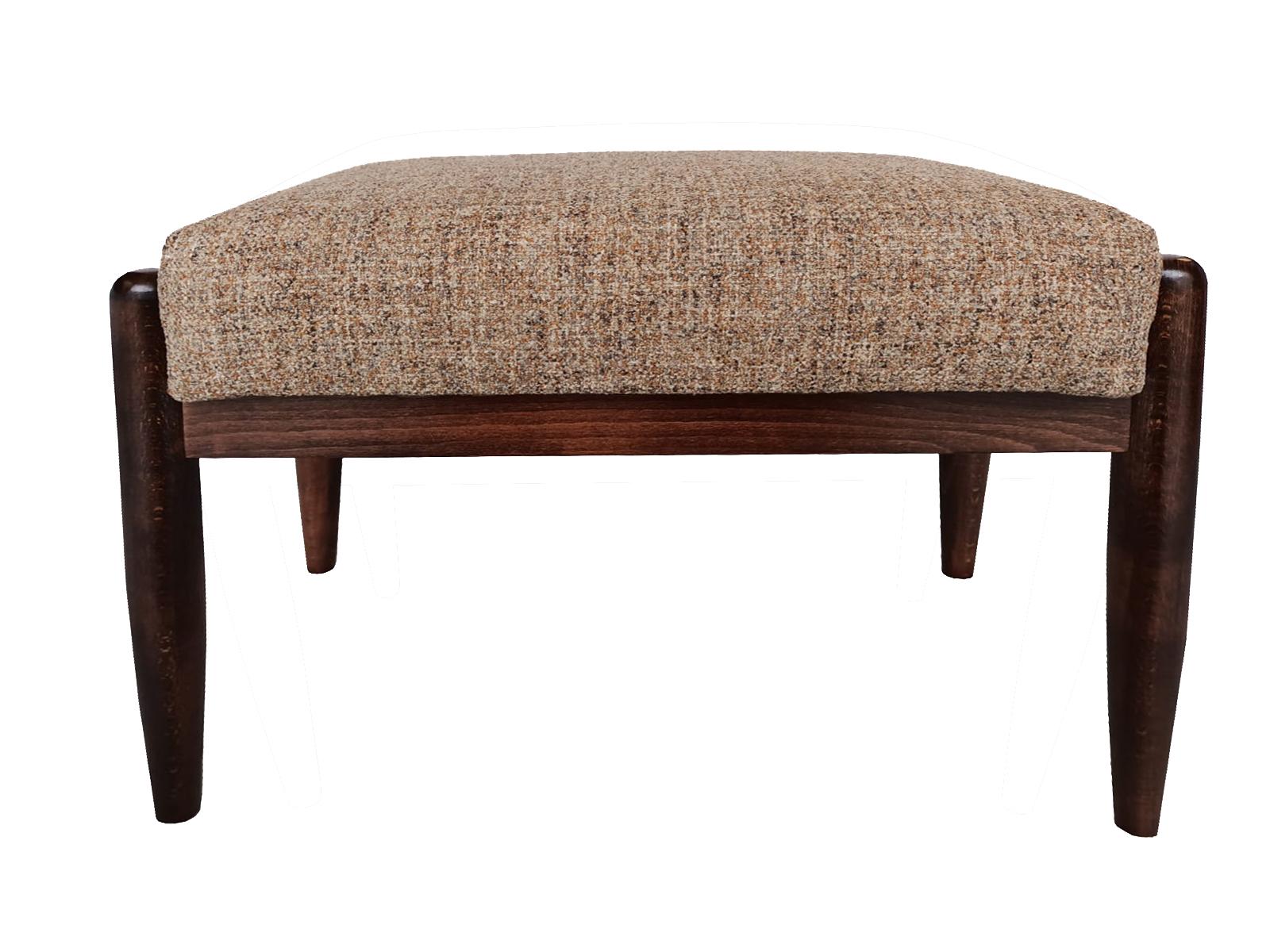 Tabouret du tournant des années 1960. Magnifique tapisserie beige de haute qualité. Les tabourets sont composés d'une partie rembourrée, d'un siège et de pieds en bois se rétrécissant vers le bas, caractéristiques du style des années 1960. Nous