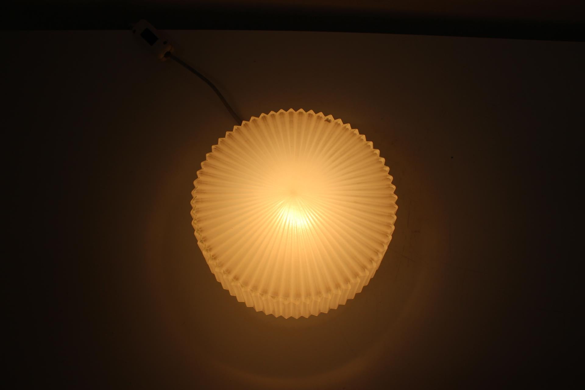 Vetro lattimo Set di due lampade da parete della metà del secolo scorso, Germania, anni '70 in vendita