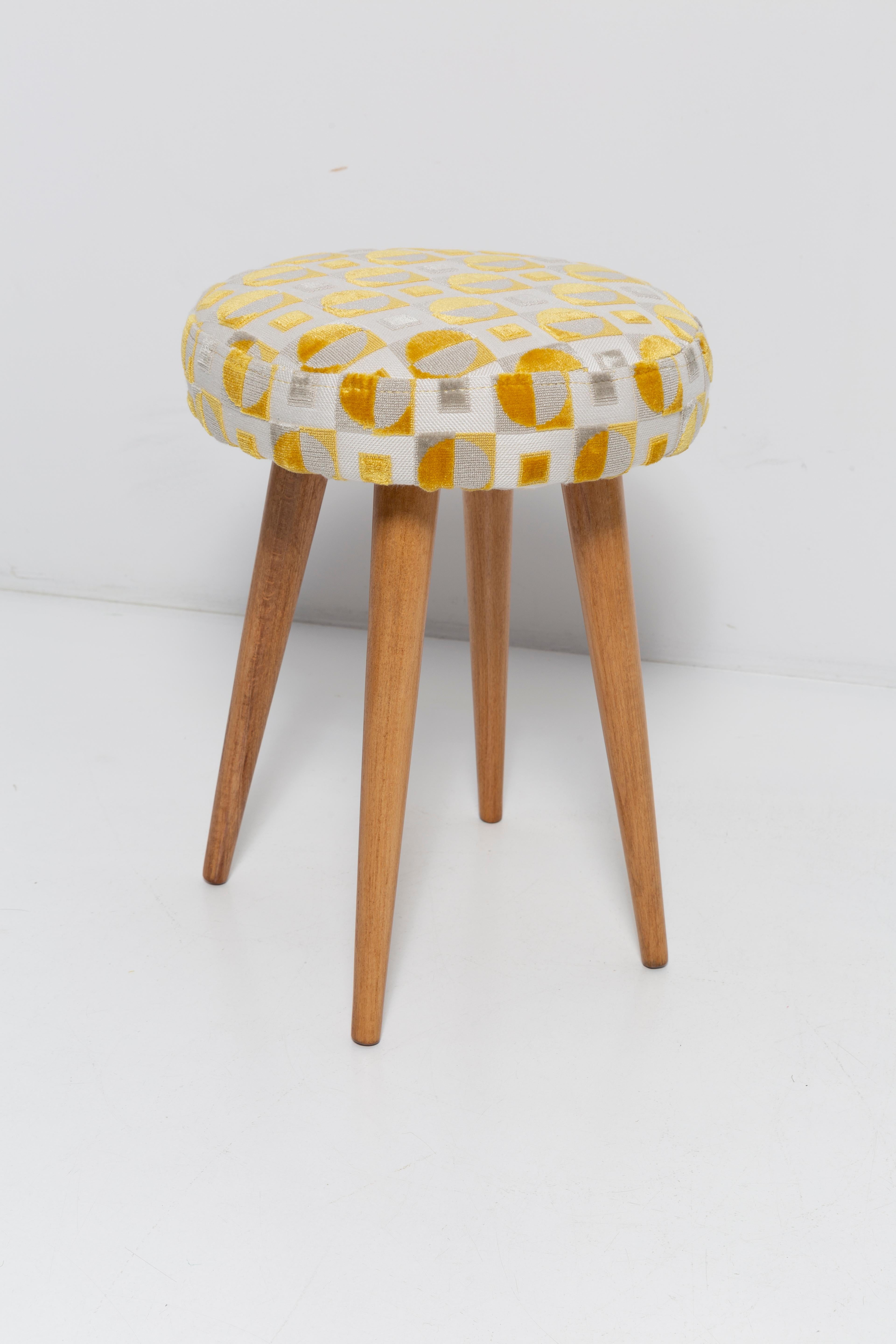 Mid-Century Modern Ensemble de deux tabourets jaune et beige du milieu du siècle, Europe, années 1960 en vente