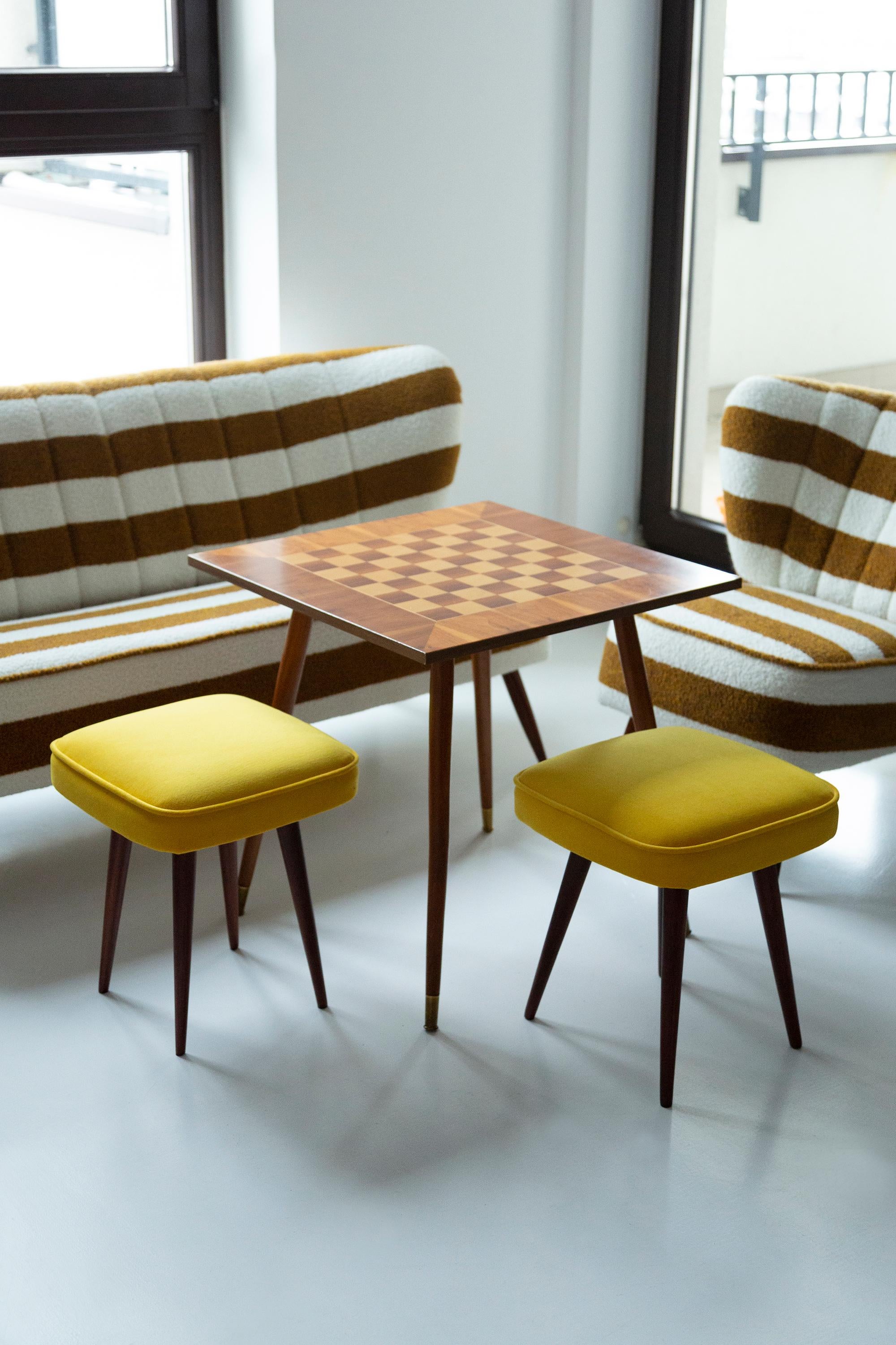 Tabourets du tournant des années 1960 et 1970. Magnifique tapisserie en velours moutarde. Les tabourets sont composés d'une partie rembourrée, d'un siège et de pieds en bois se rétrécissant vers le bas, caractéristiques du style des années 1960.