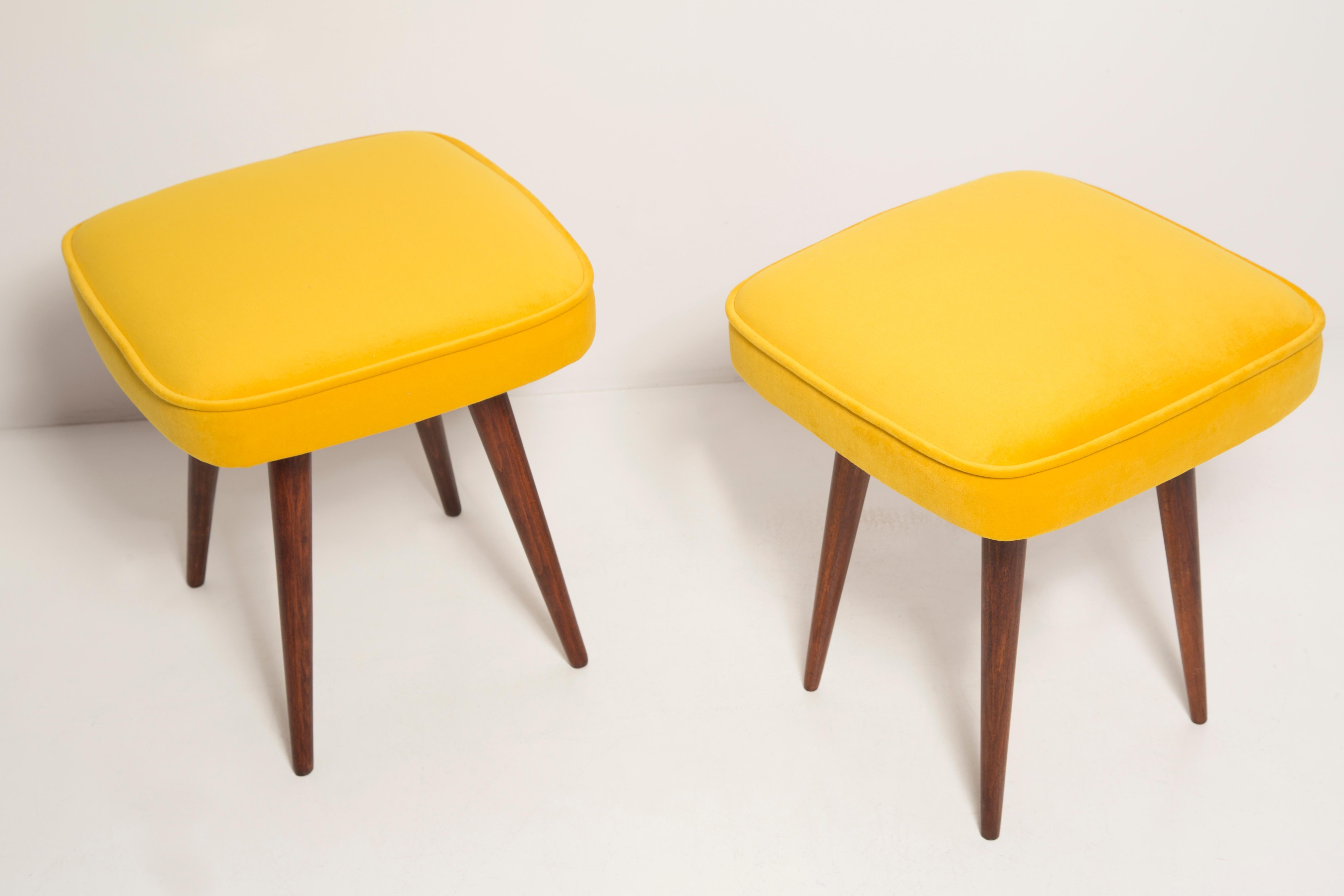 Set of Two Mid-Century Yellow Velvet Foot Stools, Europe, 1960s In Excellent Condition For Sale In 05-080 Hornowek, PL