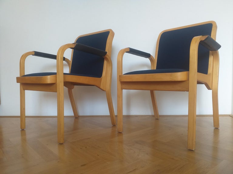 Set of Two Midcentury Alvar Aalto Chairs by Artek, Model E45, Finland, 1960s For Sale 4