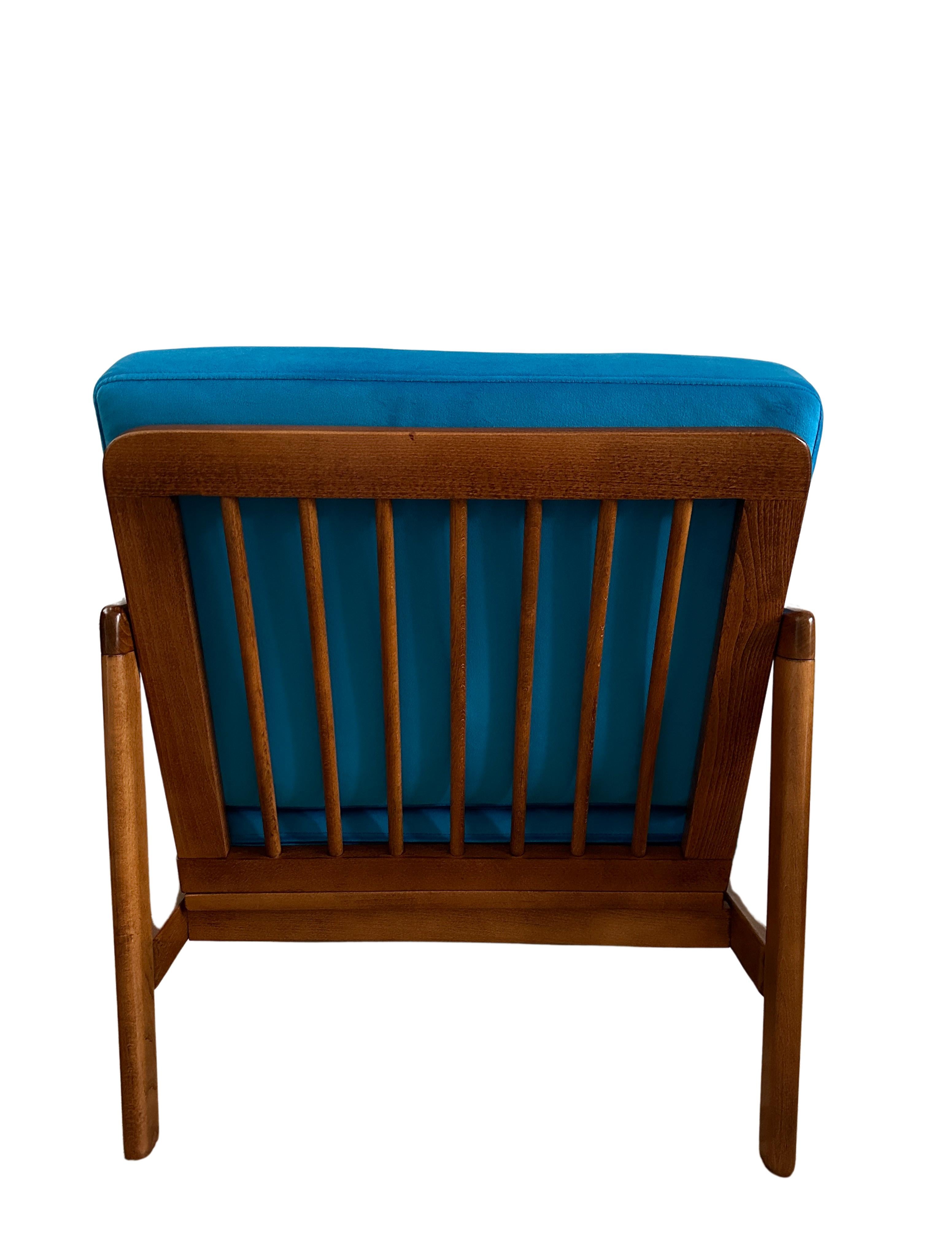 L'ensemble de deux chaises longues très confortables, modèle B-7752, conçu par Zenon Baczyk, a été fabriqué par Swarzedzkie Fabryki Mebli en Pologne dans les années 1960. 

La structure est en bois de hêtre de couleur brun miel profond, finie avec