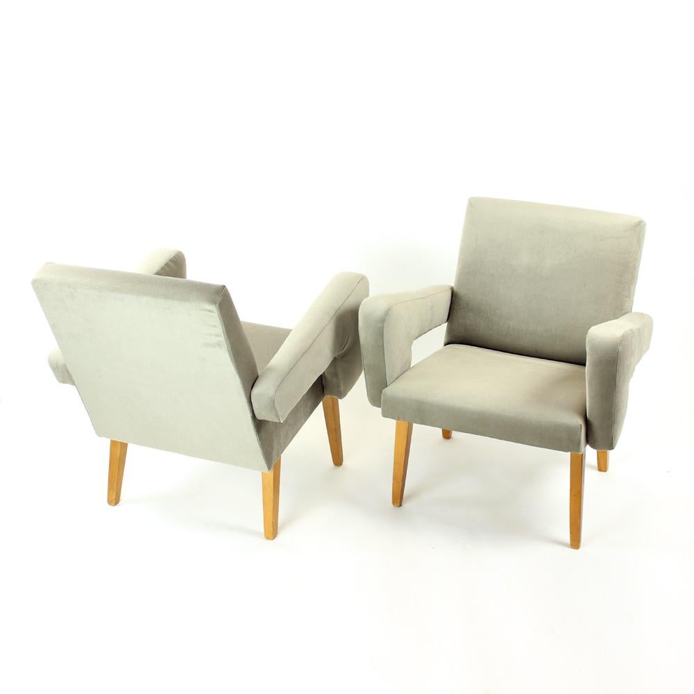 Juego de dos sillones de mediados de siglo con taburete, Checoslovaquia Años 60 en venta 6