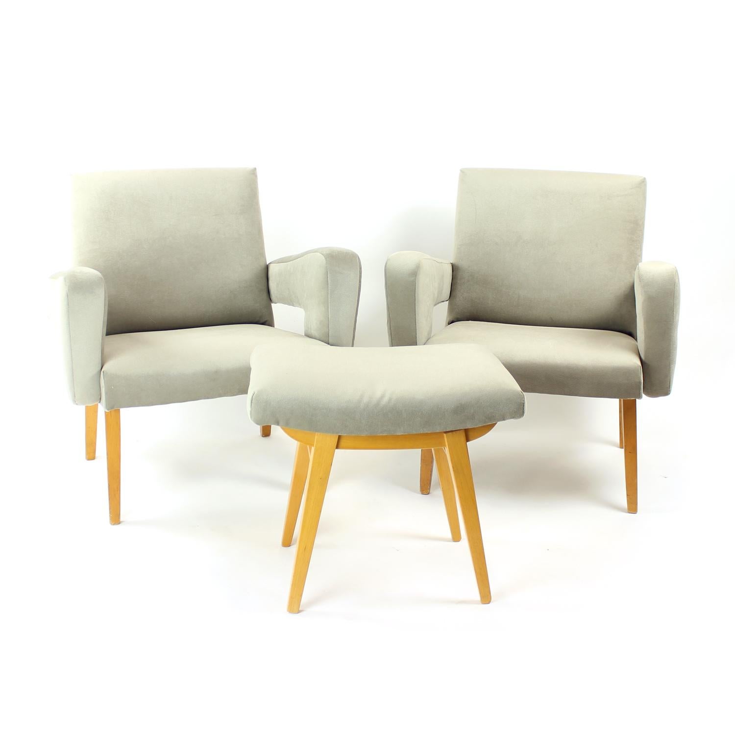 Precioso conjunto de  Sillones de mediados de siglo de Checoslovaquia con reposapiés. Tanto los sillones como el taburete fueron fabricados en la década de 1960 por la empresa Tatra. Los sillones y el taburete fueron restaurados y retapizados con