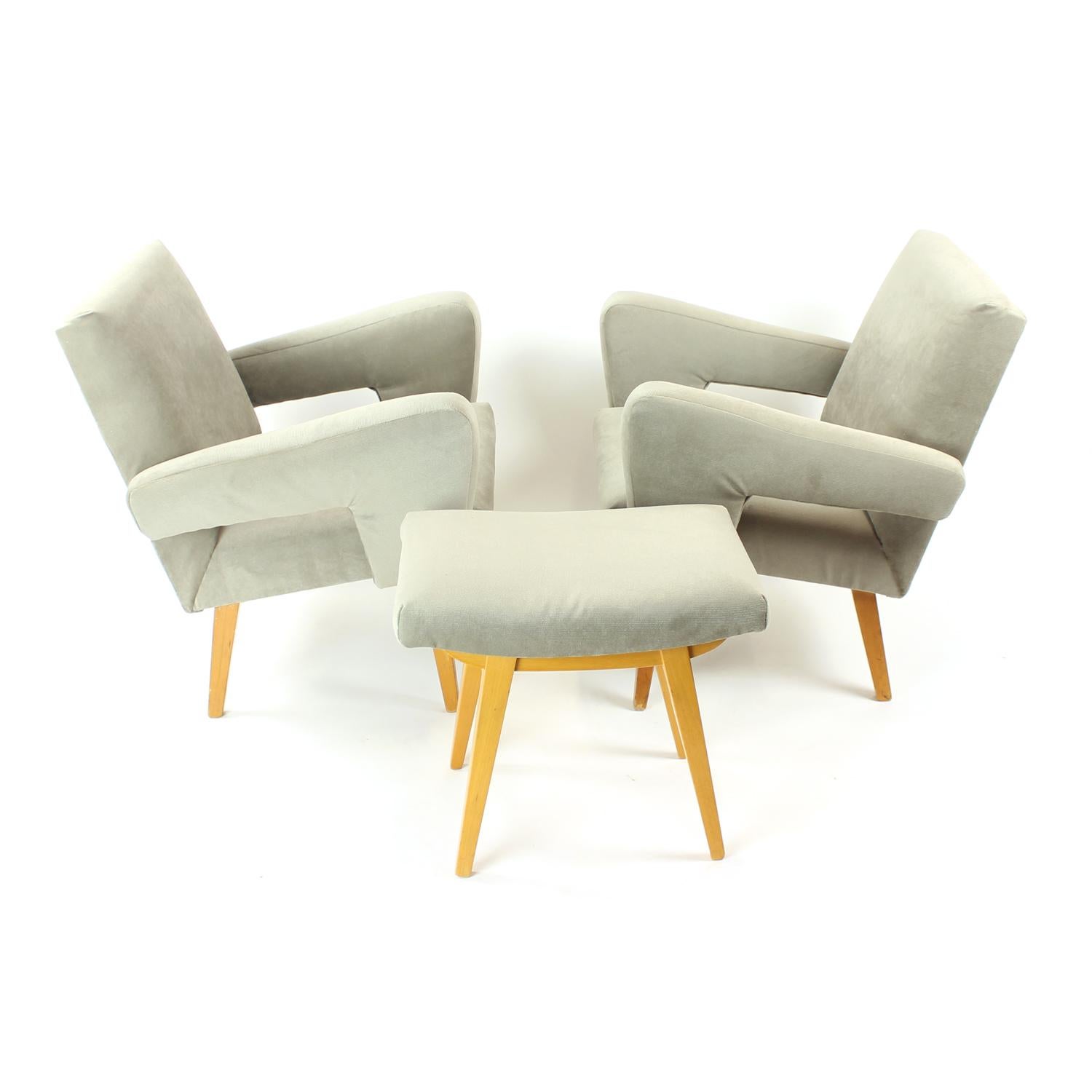 Juego de dos sillones de mediados de siglo con taburete, Checoslovaquia Años 60 Moderno de mediados de siglo en venta