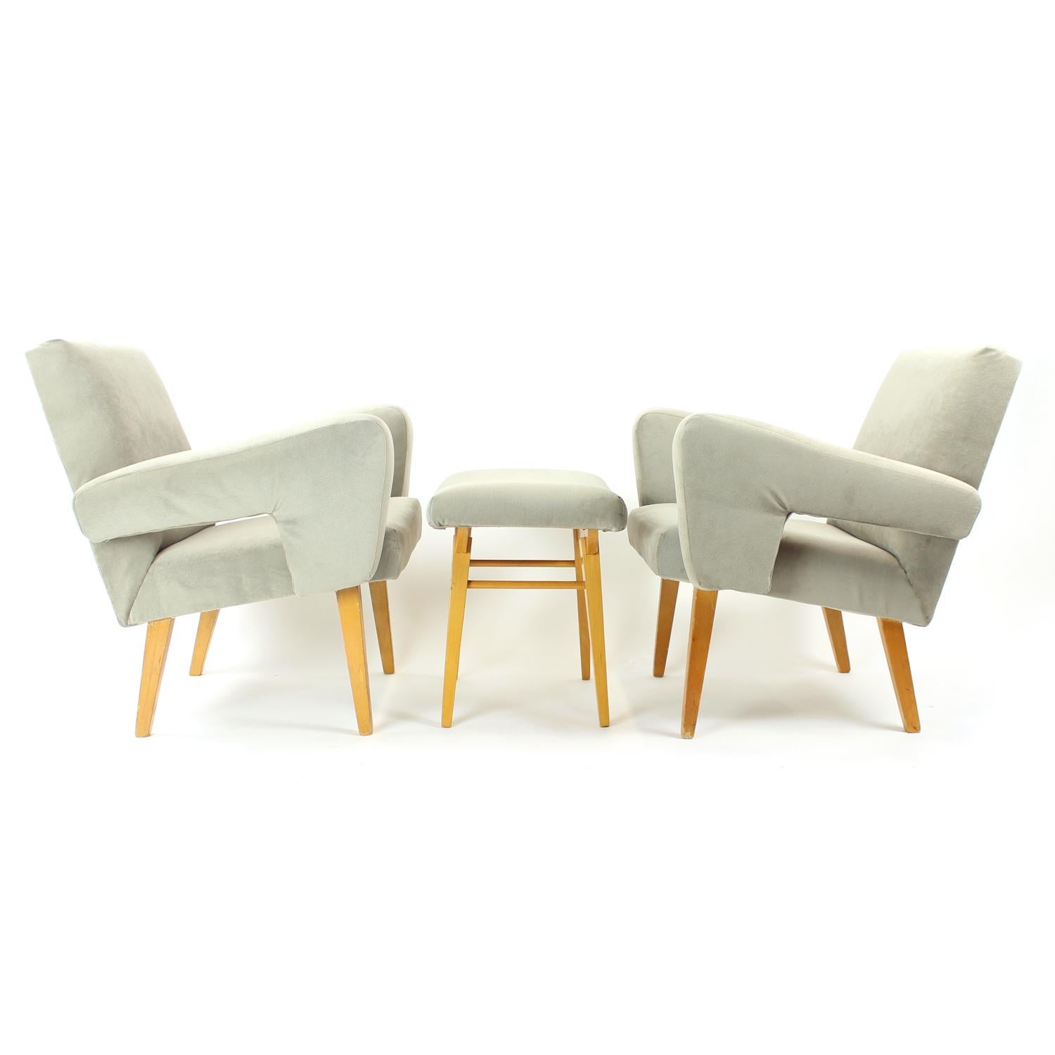 Juego de dos sillones de mediados de siglo con taburete, Checoslovaquia Años 60 mediados del siglo XX en venta
