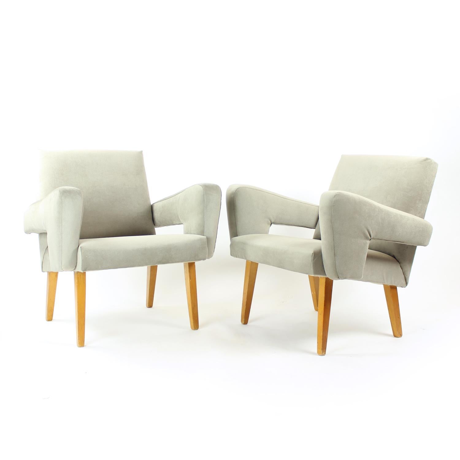 Juego de dos sillones de mediados de siglo con taburete, Checoslovaquia Años 60 Terciopelo en venta
