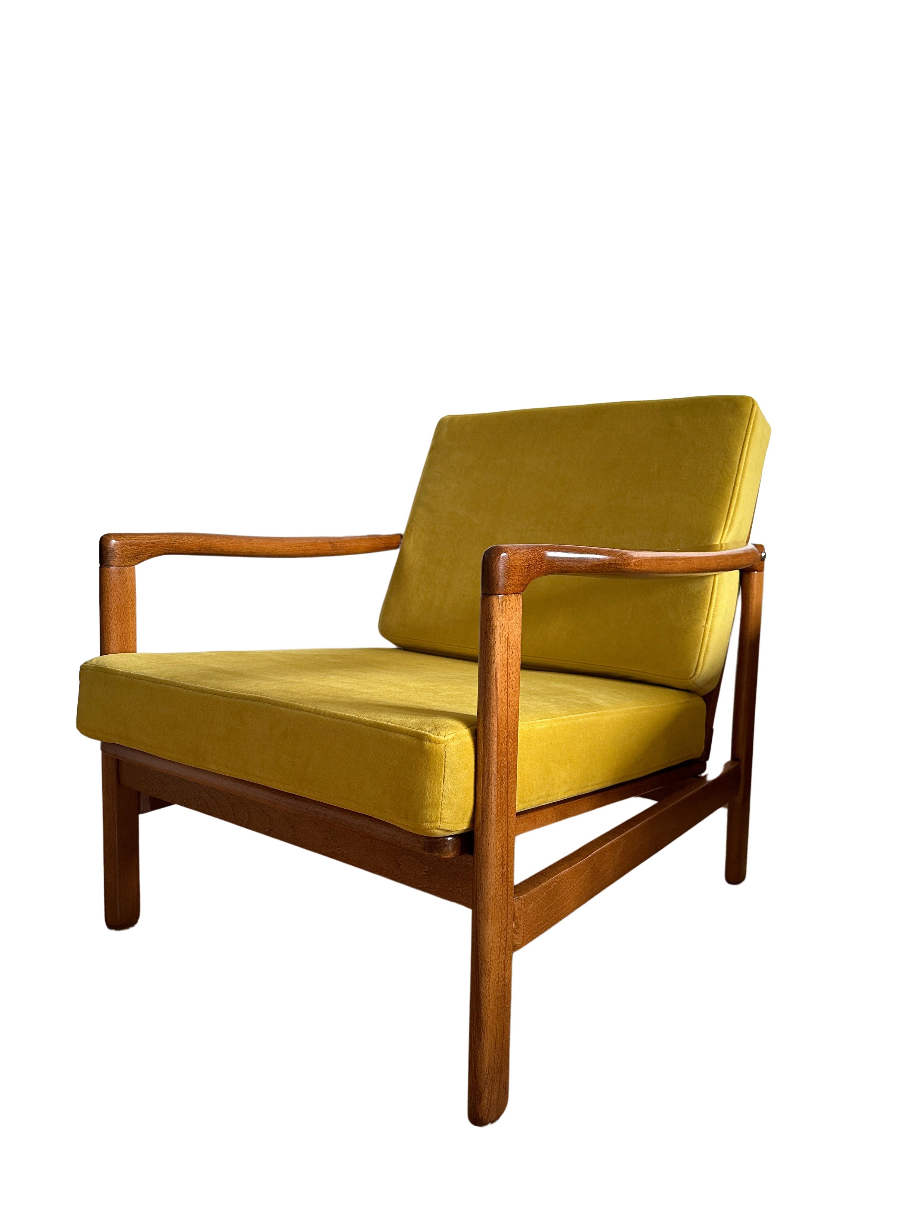 The set of two lounge chairs model B-7752, designed by Zenon Baczyk, has been manufactured by Swarzedzkie Fabryki Mebli in Poland in the 1960s. 

The structure is made of beech wood in deep honey brown color, finished with a semi matte varnish.