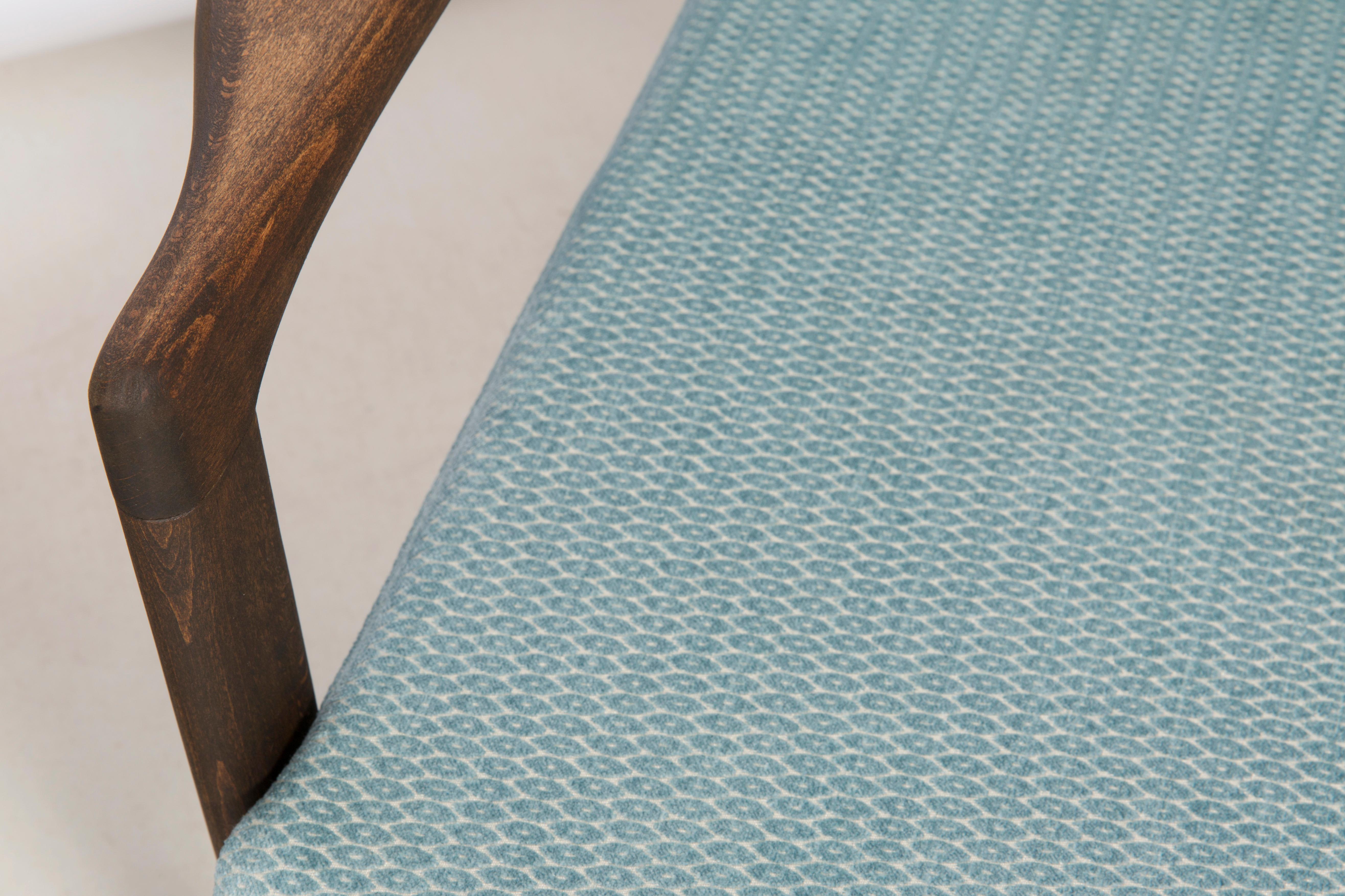Polonais Ensemble de deux fauteuils en velours à motif bleu bébé du milieu du siècle dernier, Zenon Baczyk, années 1960 en vente