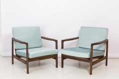 Ensemble de deux fauteuils en velours bleu du milieu du siècle avec tabourets:: Zenon Baczyk:: années 1960