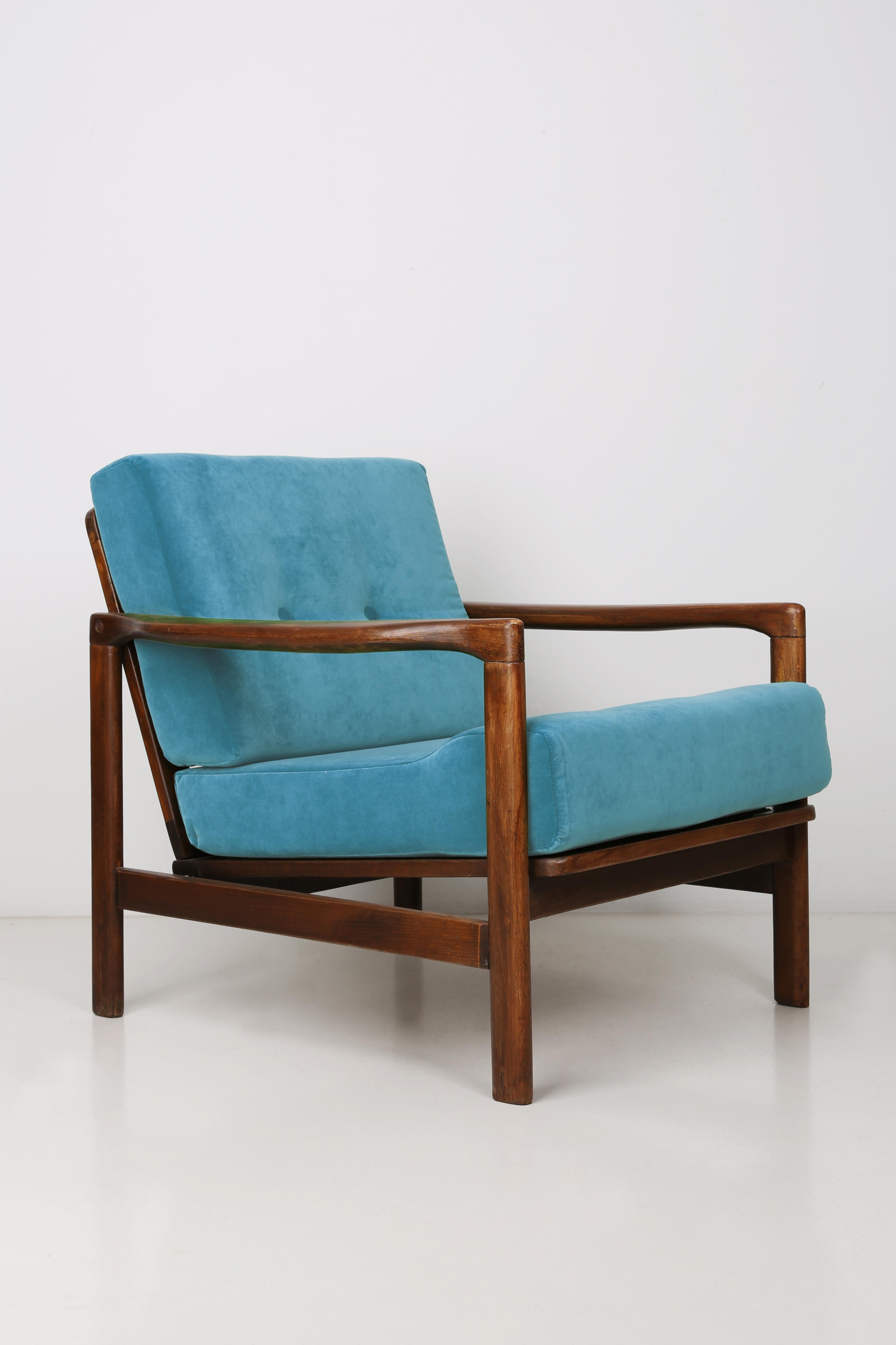 Der Sessel B-7522 wurde in den 1960er Jahren von Zenon Baczyk entworfen und von den Swarzedz-Möbelfabriken in Polen hergestellt. Die Möbel sind in perfektem Zustand, nachdem sie vollständig gepolstert und renoviert wurden. Stabiler und sehr