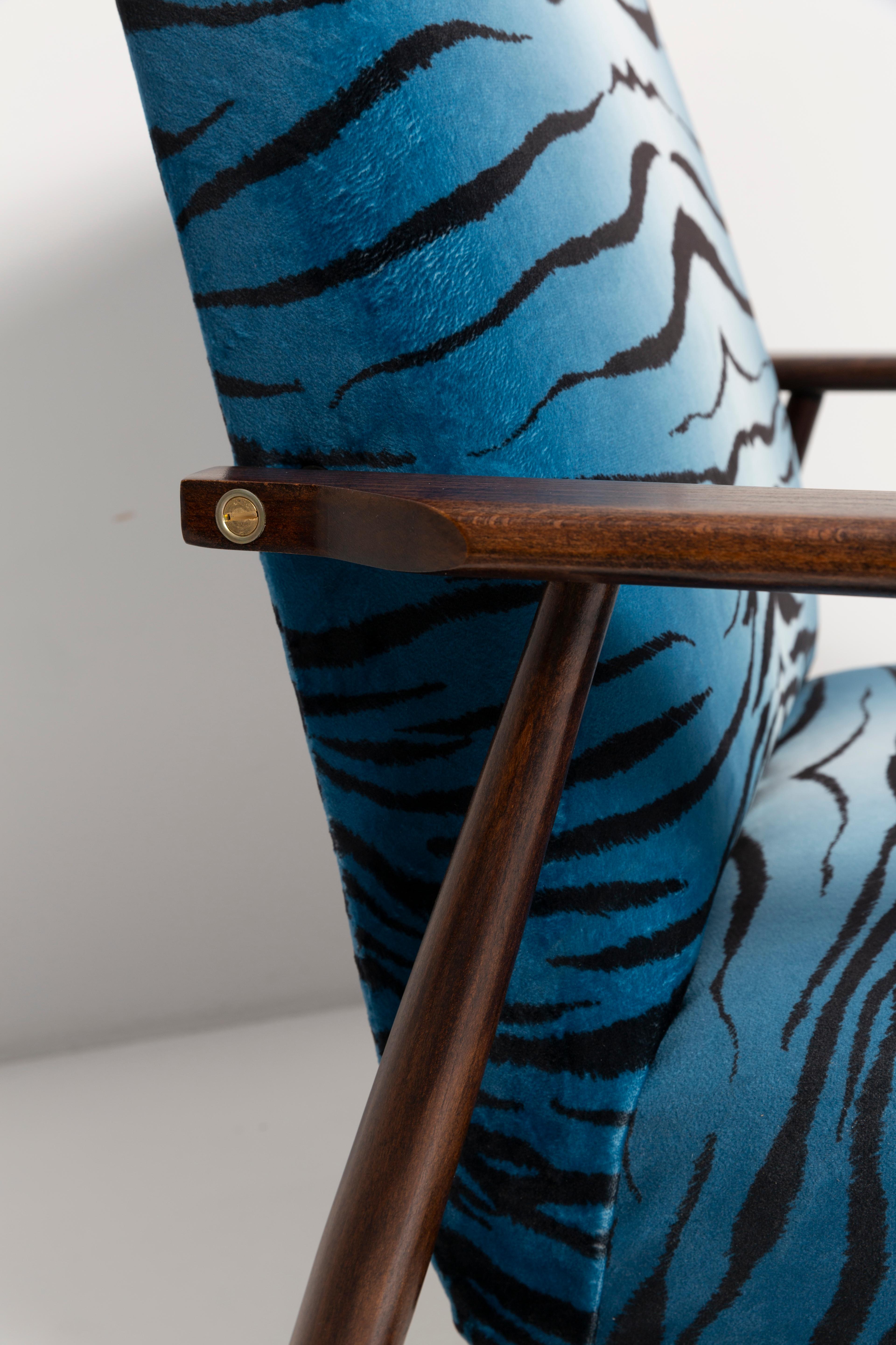 Set aus zwei blauen Dante-Sesseln aus Samt mit Zebradruck aus der Mitte des Jahrhunderts, H. Lis, 1960er Jahre (Moderne der Mitte des Jahrhunderts) im Angebot