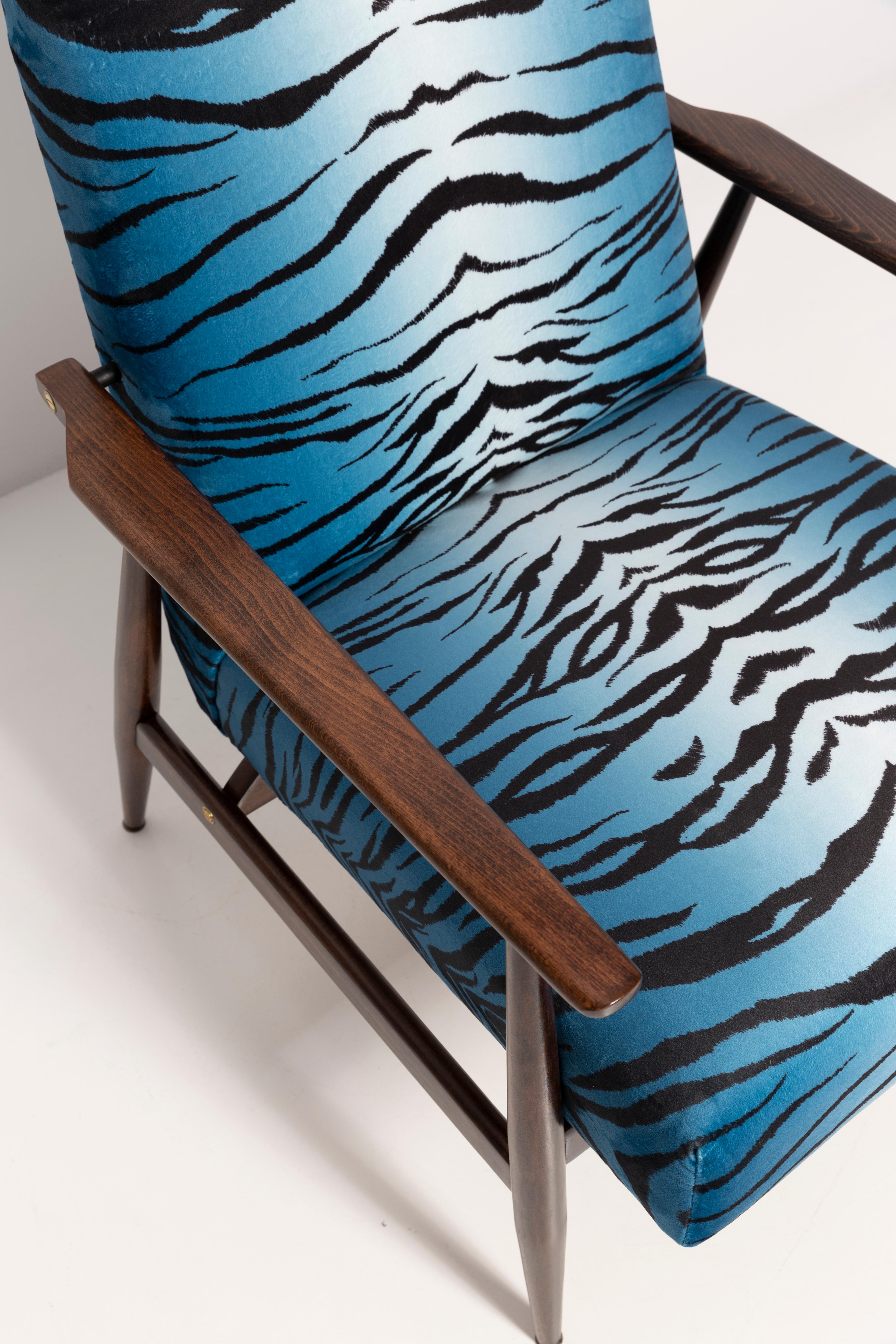 Set of Two Midcentury Blue Zebra Print Velvet Dante Armchairs, H. Lis, 1960s In Excellent Condition For Sale In 05-080 Hornowek, PL