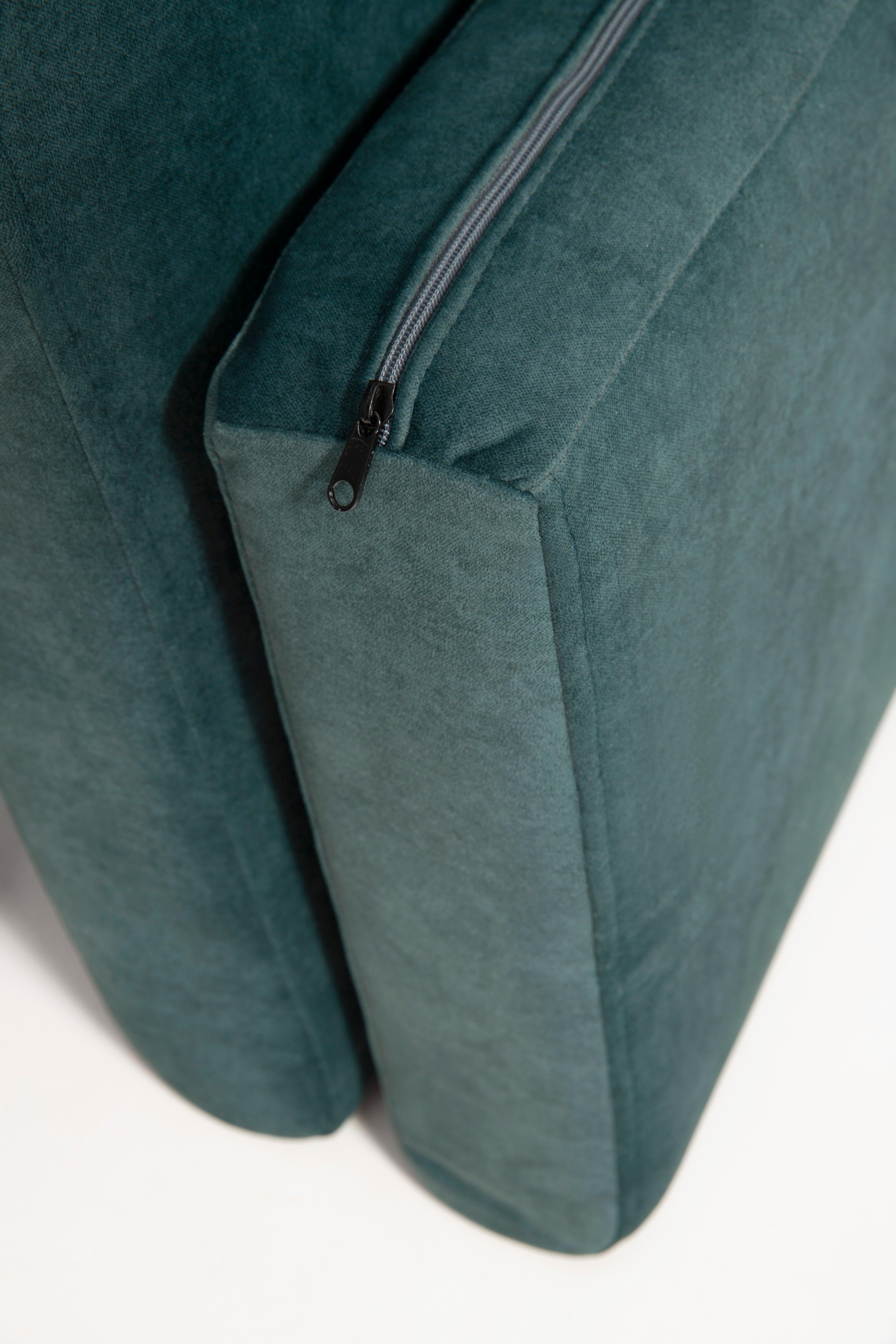 Set of Two Midcentury Deep Green Velvet Armchairs, Zenon Baczyk, 1960s For Sale 7