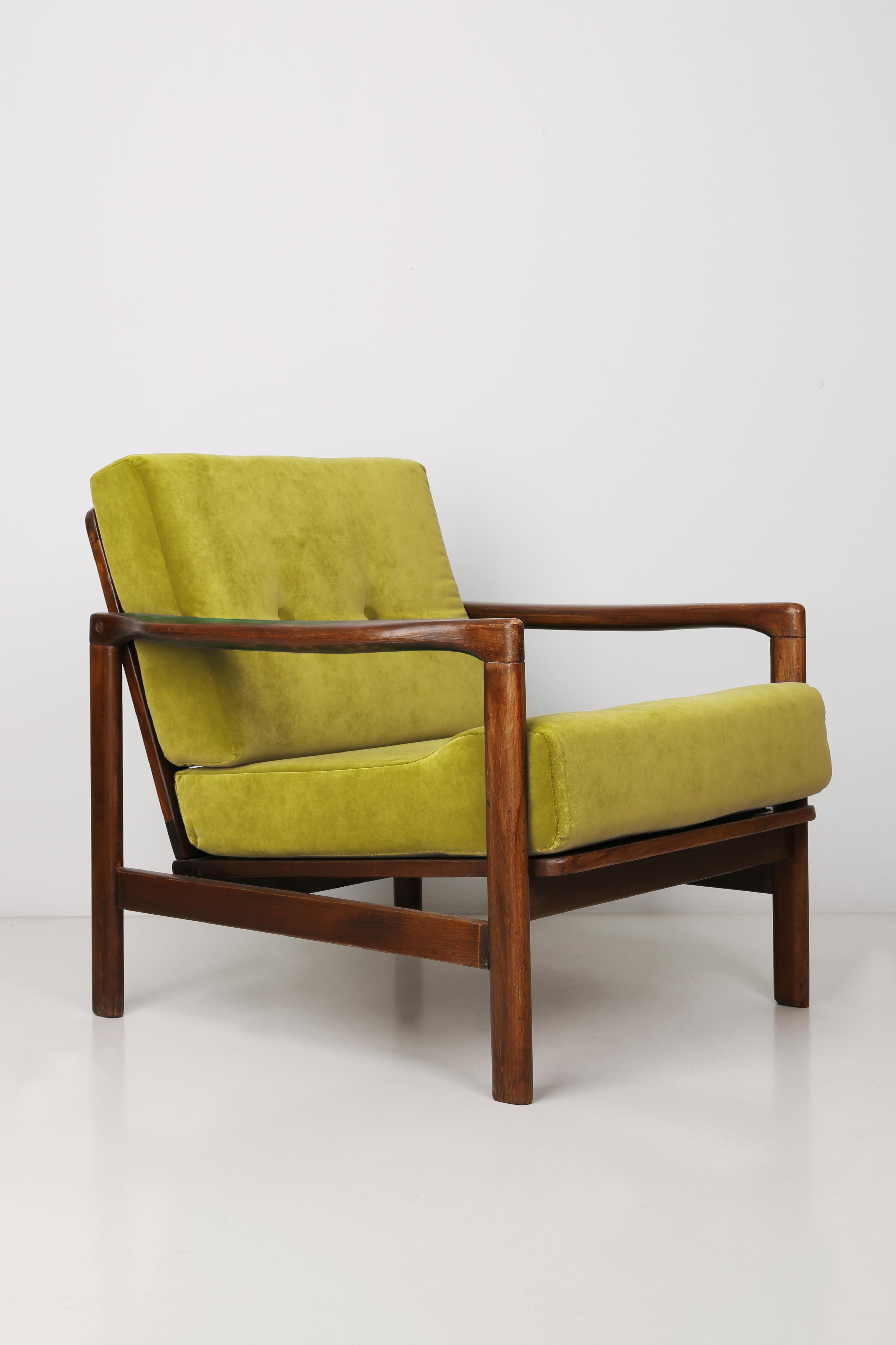La poltrona B-7522 è stata disegnata negli anni '60 da Zenon Baczyk e prodotta da Swarzedz Furniture Factories in Polonia. I mobili sono in perfette condizioni, dopo una ristrutturazione completa della tappezzeria e del legno. Poltrona stabile e