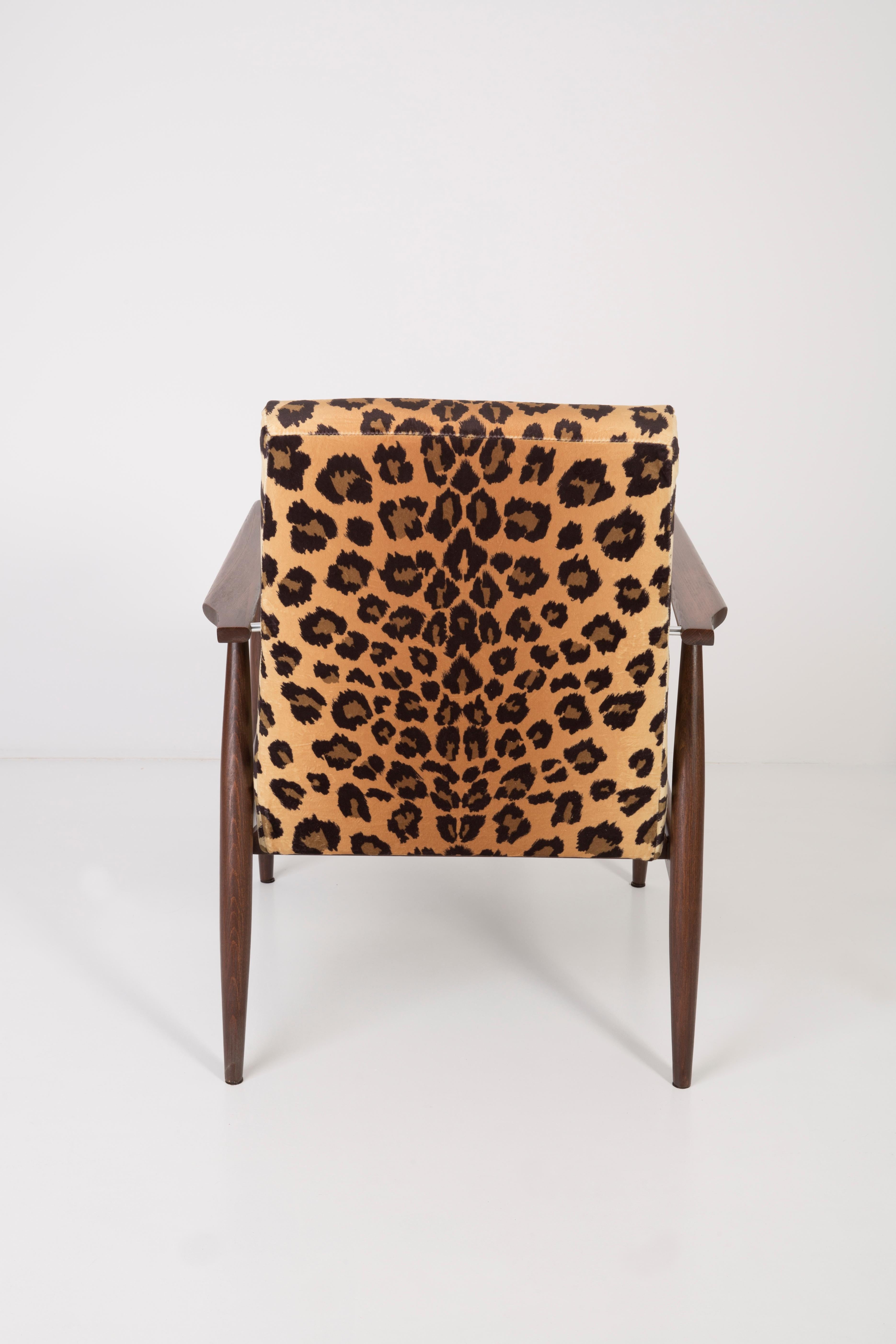 Polonais Ensemble de deux fauteuils en velours imprimé léopard du milieu du siècle dernier, H. Lis, années 1960 en vente
