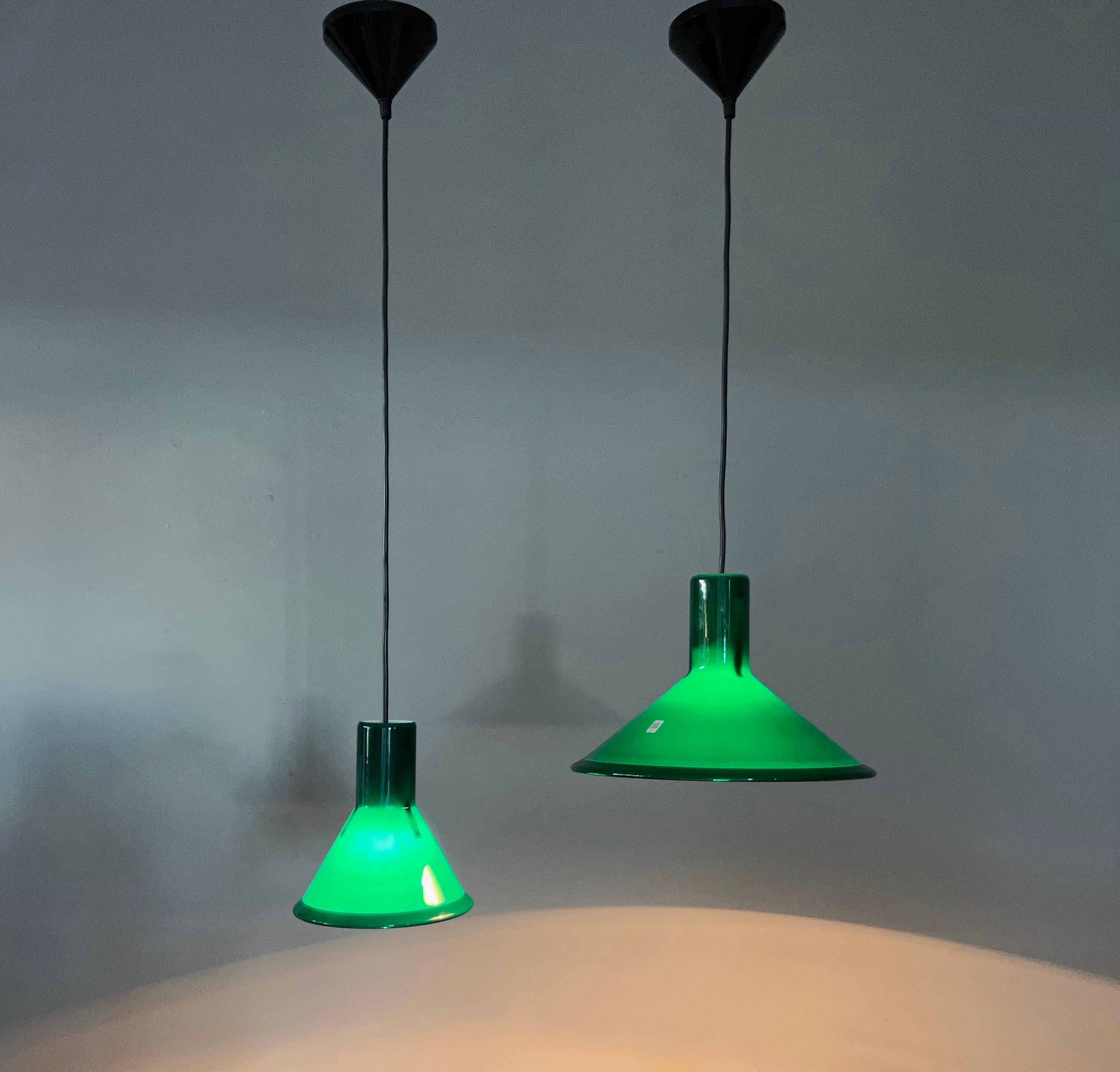 Ensemble de deux pendentifs en verre vert fabriqués au milieu du siècle dernier par Michael Bang pour Holmegaard en vente 7