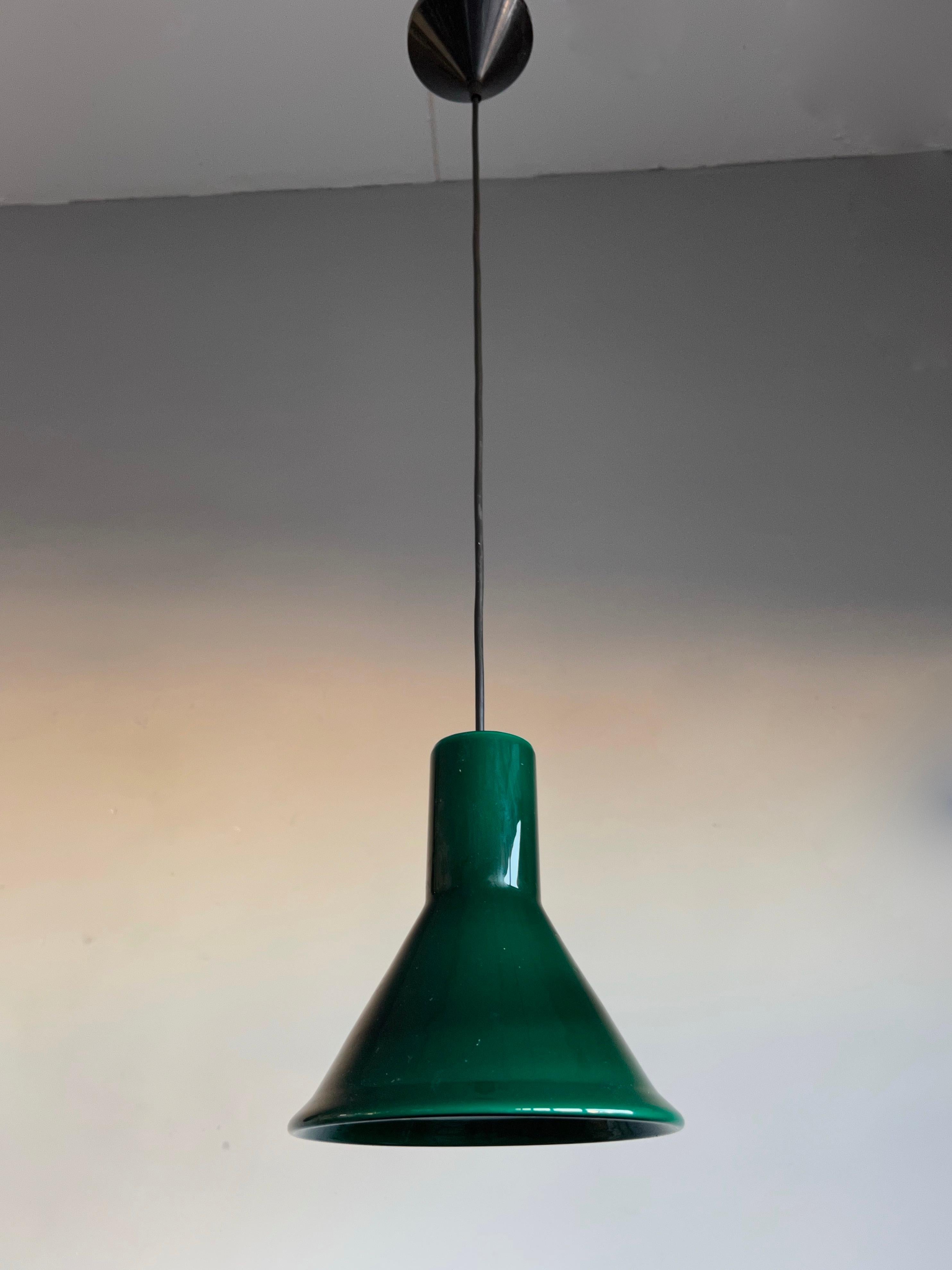 Ensemble de deux pendentifs en verre vert fabriqués au milieu du siècle dernier par Michael Bang pour Holmegaard en vente 9