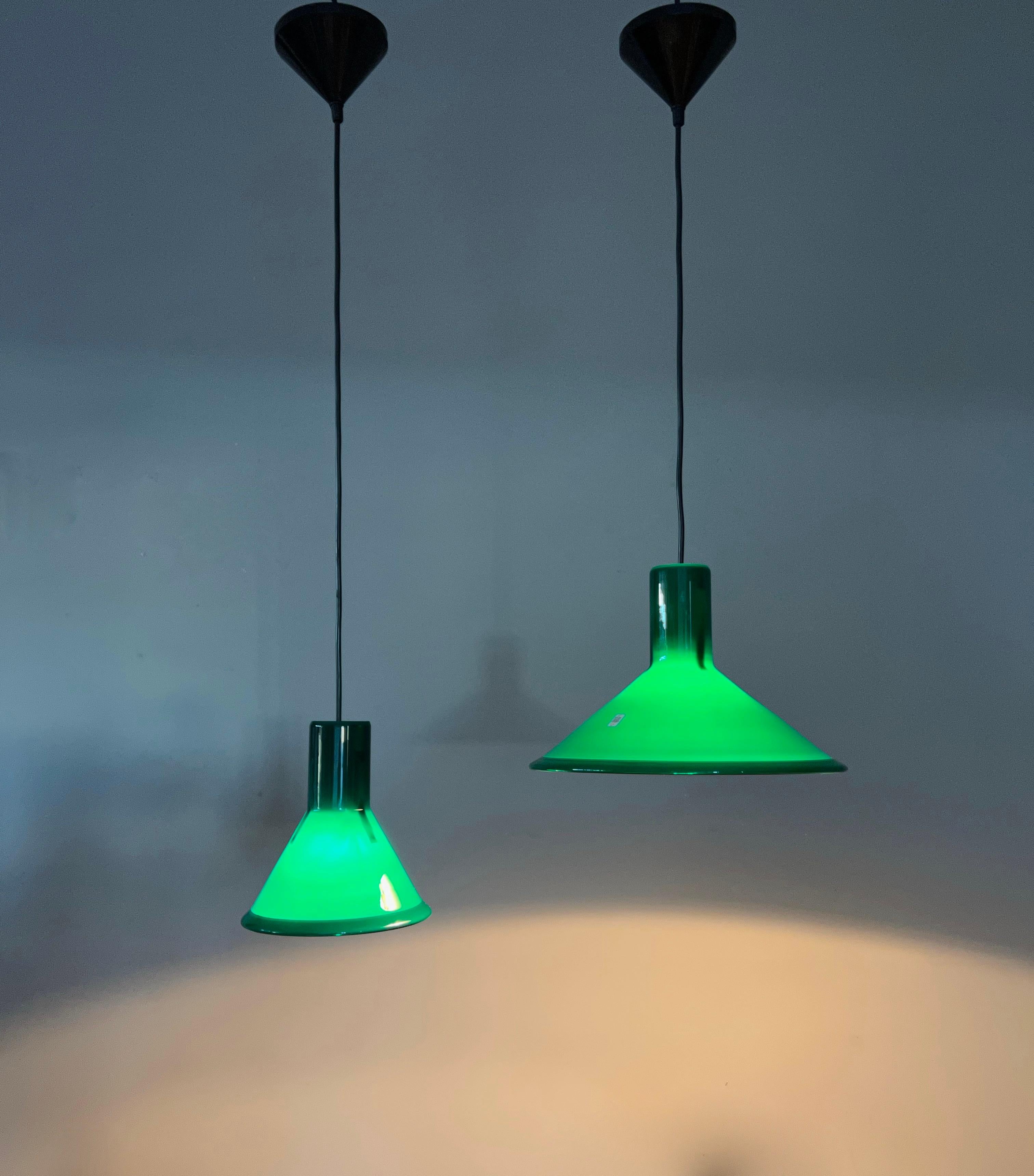 Set aus zwei Hängelampen aus grünem Glas aus der Mitte des Jahrhunderts von Michael Bang für Holmegaard (Moderne der Mitte des Jahrhunderts) im Angebot