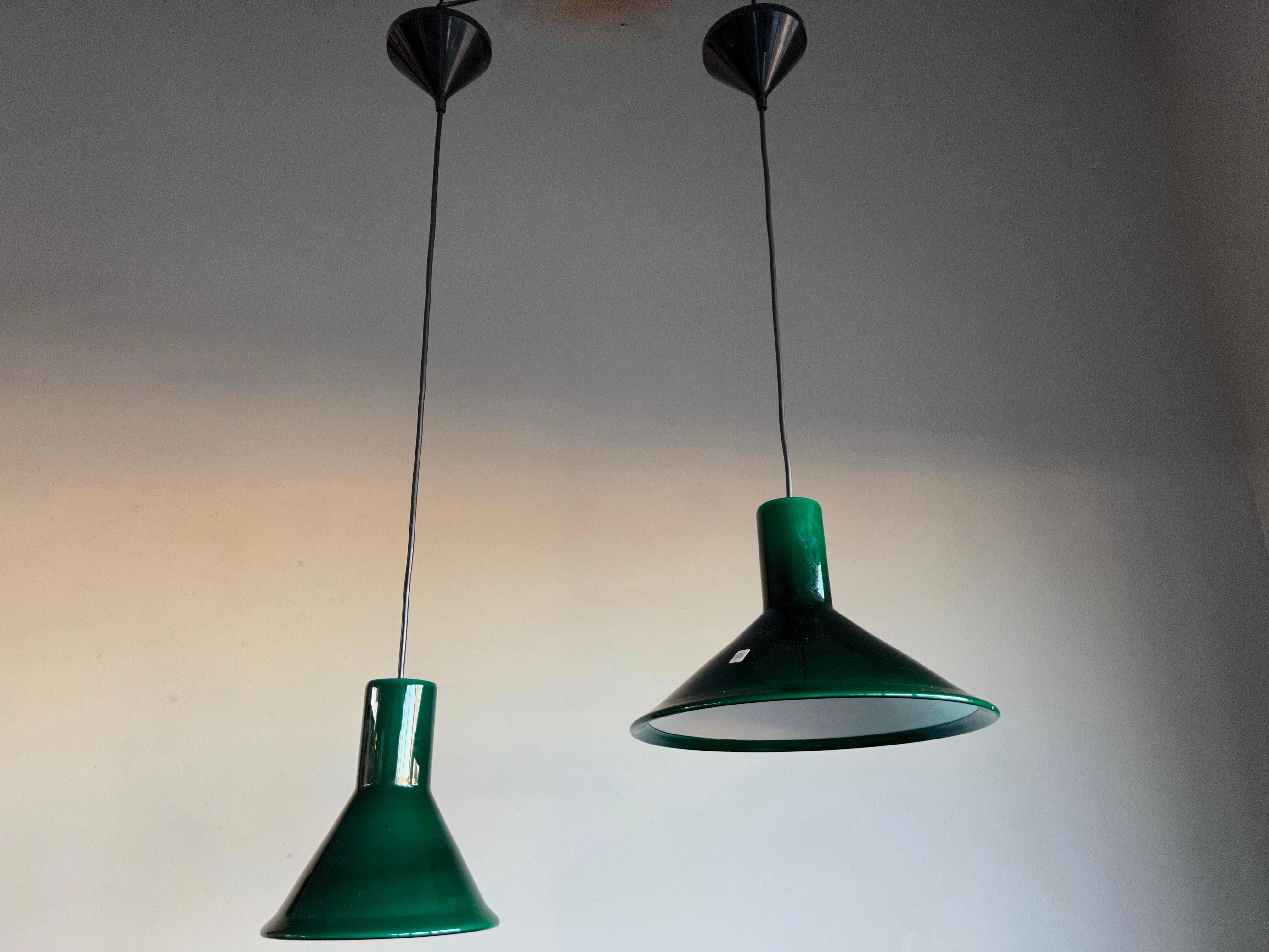 Fait main Ensemble de deux pendentifs en verre vert fabriqués au milieu du siècle dernier par Michael Bang pour Holmegaard en vente