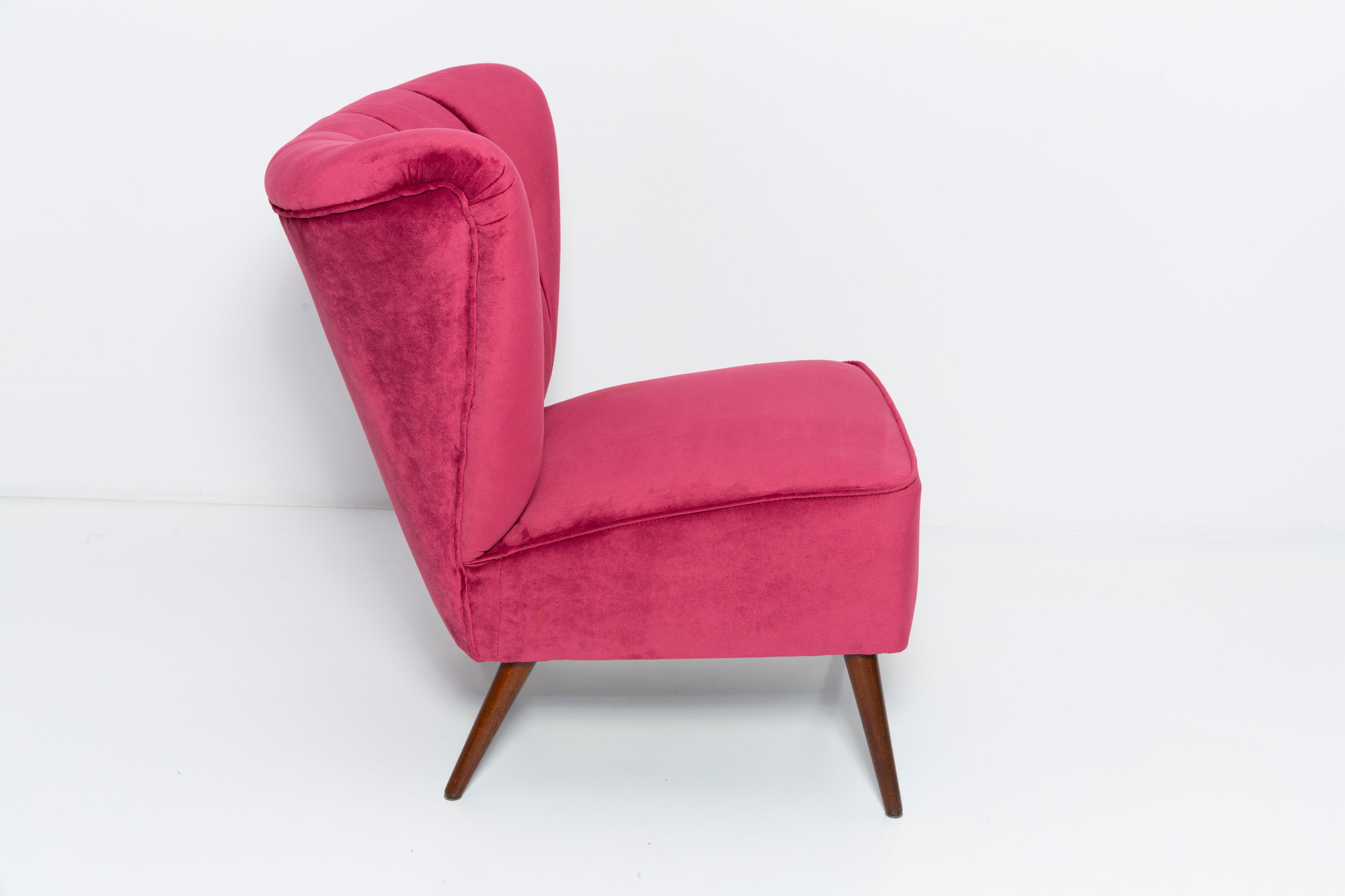 Mid-Century Modern Set of Two Midcentury Magenta Pink Velvet Club Armchairs, Europe, 1960s For Sale