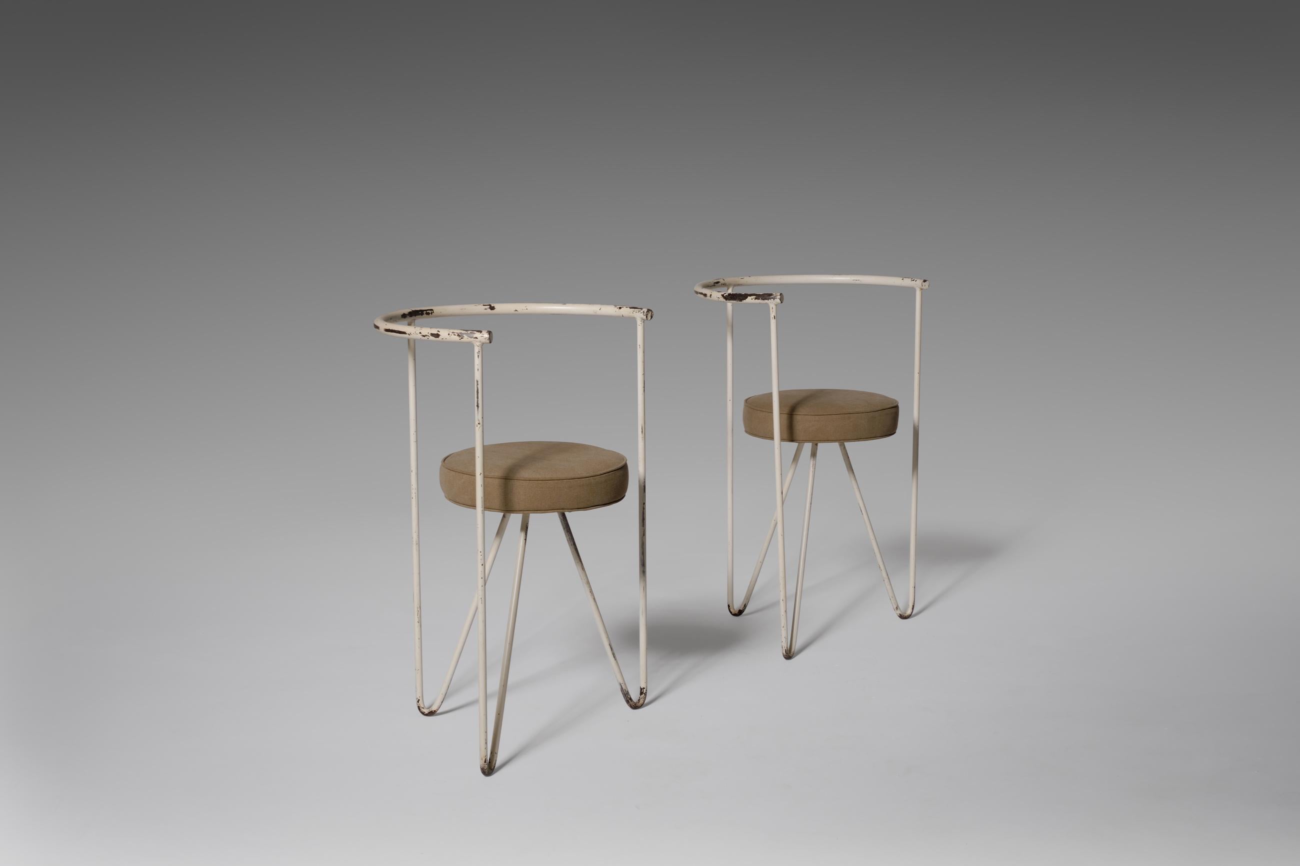 Set of two Mid-Century Modern ‘hairpin’ side chairs, 1960s. The chairs are constructed out of a white lacquered solid tubular steel frame and a round cilinder shaped seating. The frames have a stunning patina, lacquer is partly faded which is