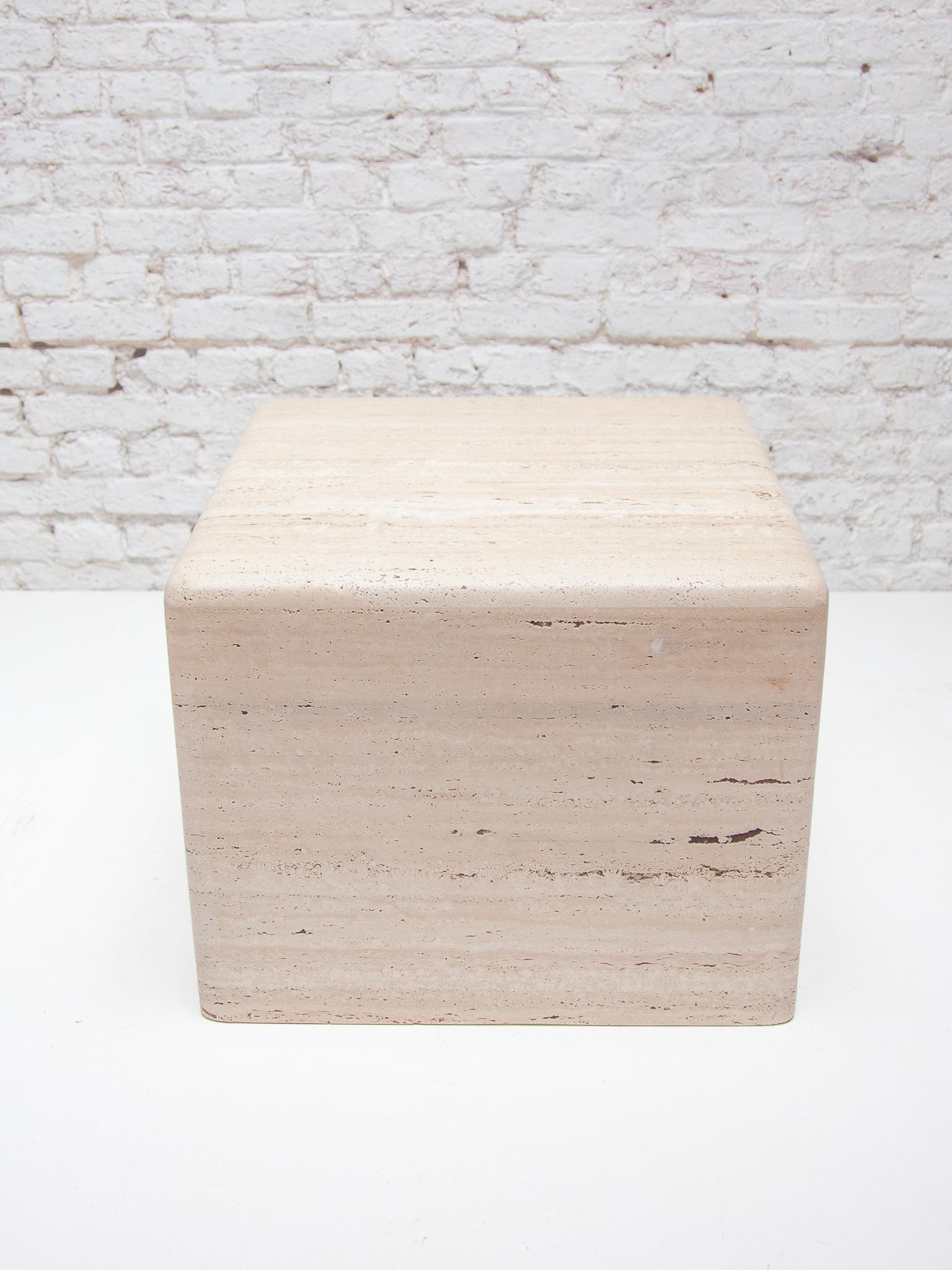 Set of Two MidCentury Modern Italian Travertine Marble Pedestals or Side Tables  In Good Condition For Sale In Antwerp, BE